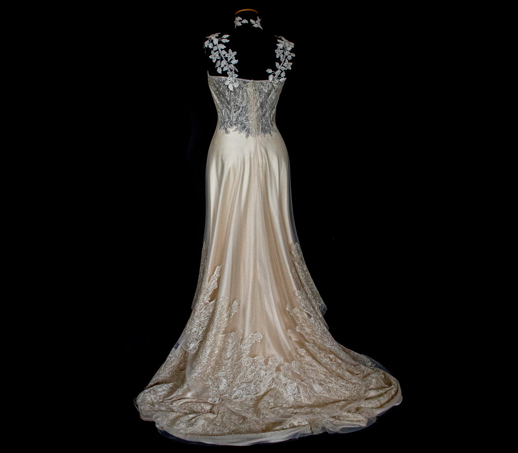 332 - GOLDEN SILK TULLE VINTAGE WEDDING DRESS: UNIQUE A-LINE SLIP GOWN WITH FLORAL DETAILS & TRAIN - Vague atelier