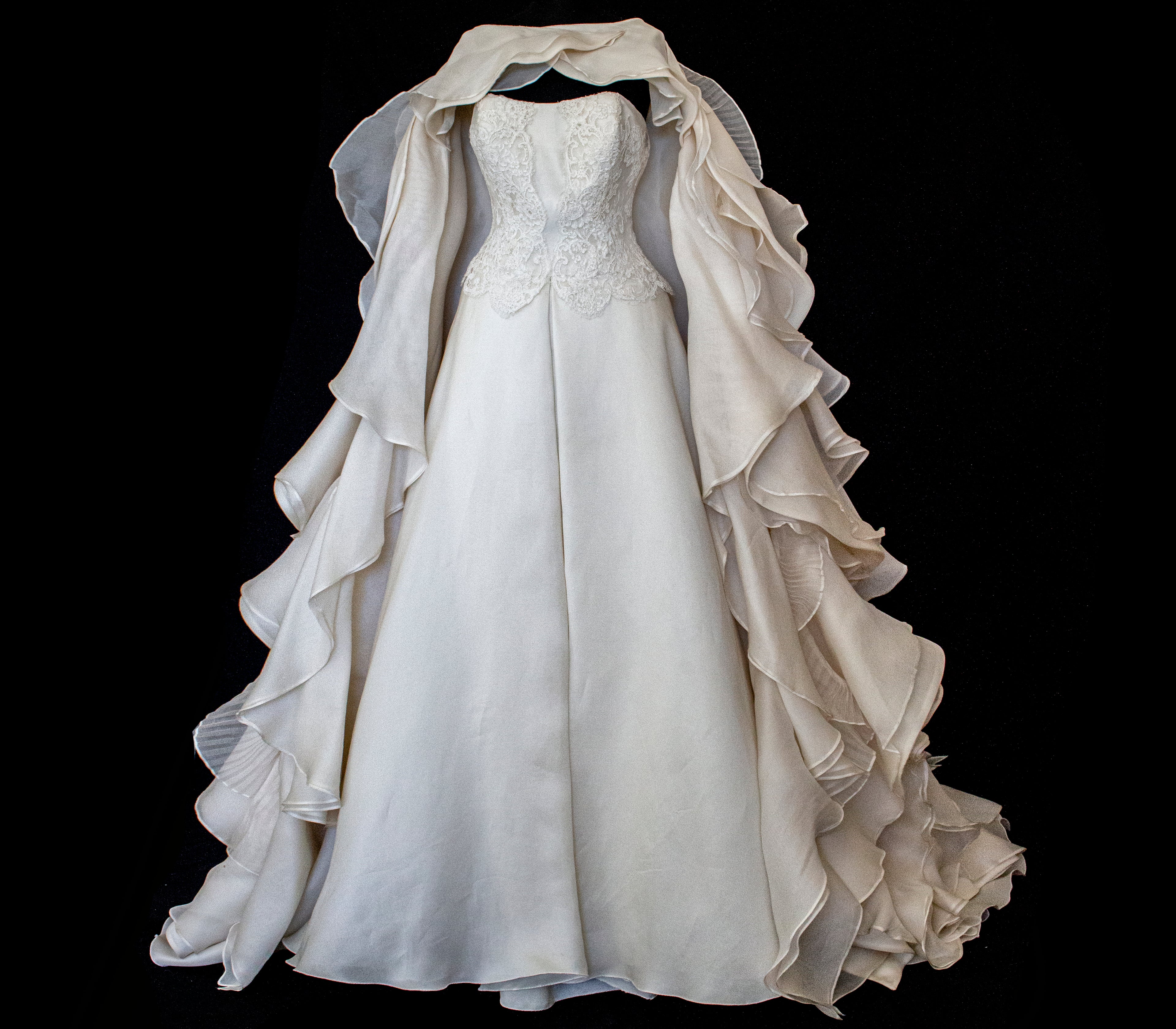 320 - LUXURY PURE SILK VINTAGE BRIDAL GOWN: A-LINE LACE DRESS WITH DETACHABLE RUFFLED CAPE