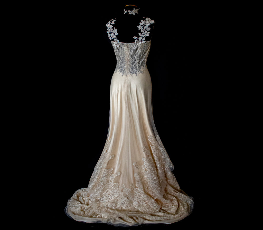 332 - GOLDEN SILK TULLE VINTAGE WEDDING DRESS: UNIQUE A-LINE SLIP GOWN WITH FLORAL DETAILS & TRAIN - Vague atelier