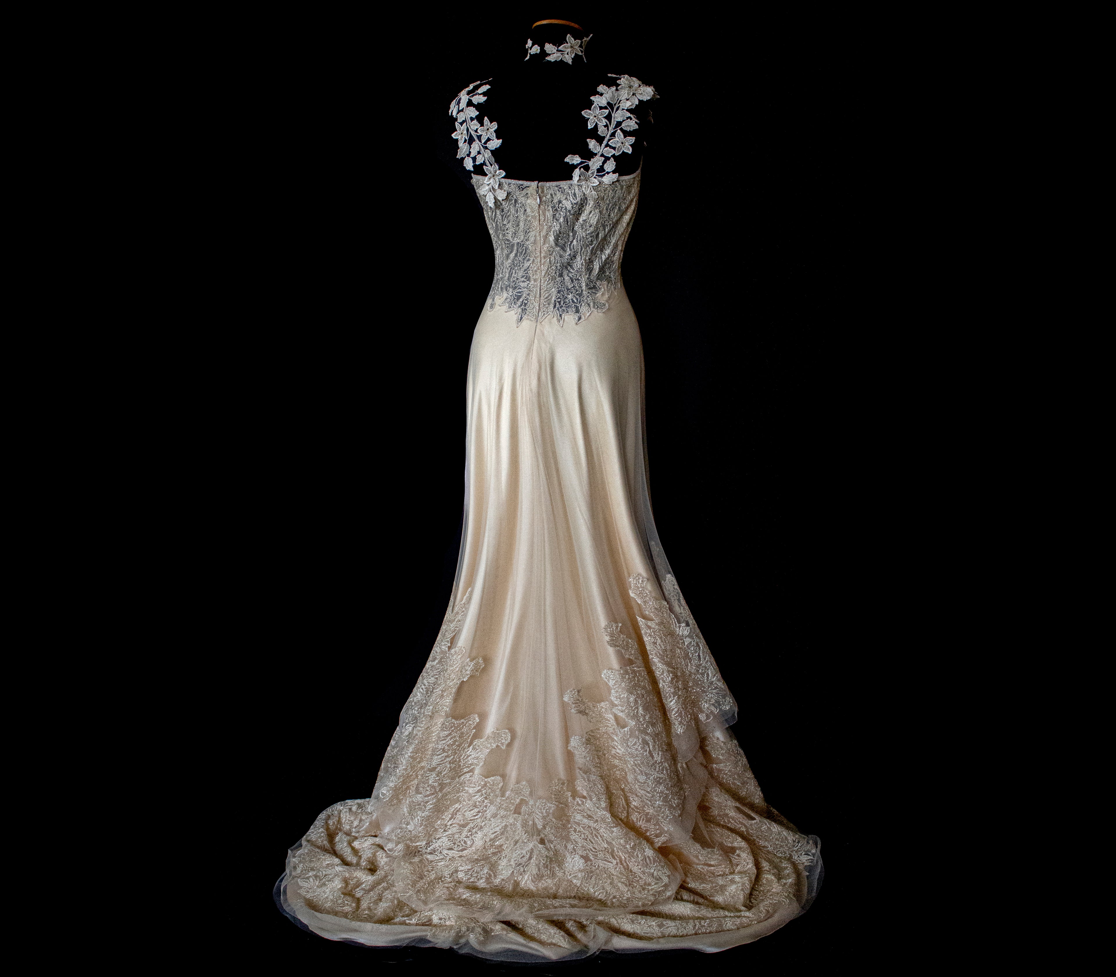 332 - GOLDEN SILK TULLE VINTAGE WEDDING DRESS: UNIQUE A-LINE SLIP GOWN WITH FLORAL DETAILS & TRAIN - Vague atelier