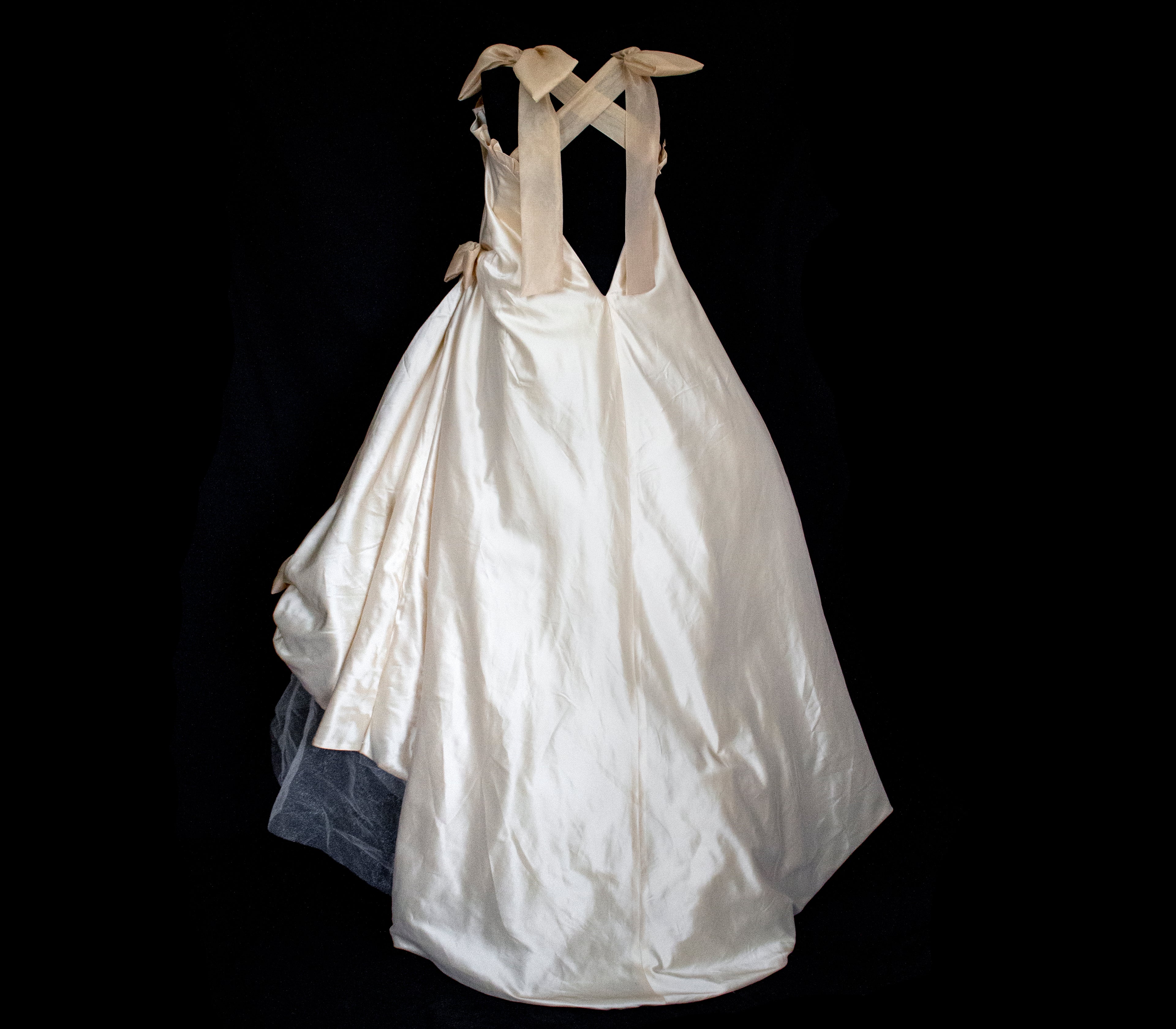 354 - UNIQUE SILK TAFFETA TRAPEZE WEDDING DRESS: CREAM & CARAMEL GOWN WITH MAXI ORGANZA BOWS, OPEN BACK & RUFFLES - Vague atelier