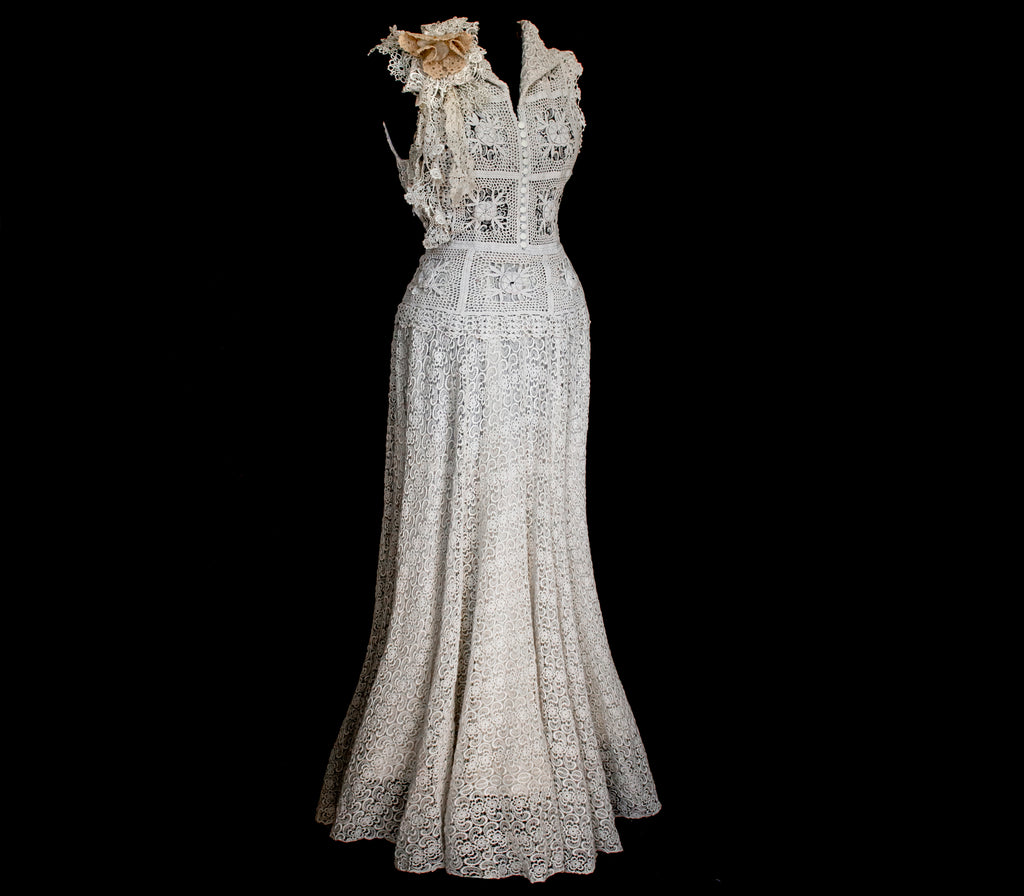 351 - ORIGINAL 1950S VINTAGE MACRAME LACE WEDDING DRESS: ECRU TEA LENGTH GOWN WITH CROCHET FLORAL INLAYS, BOHO CHIC RUSTIC BRIDAL STYLE - Vague atelier