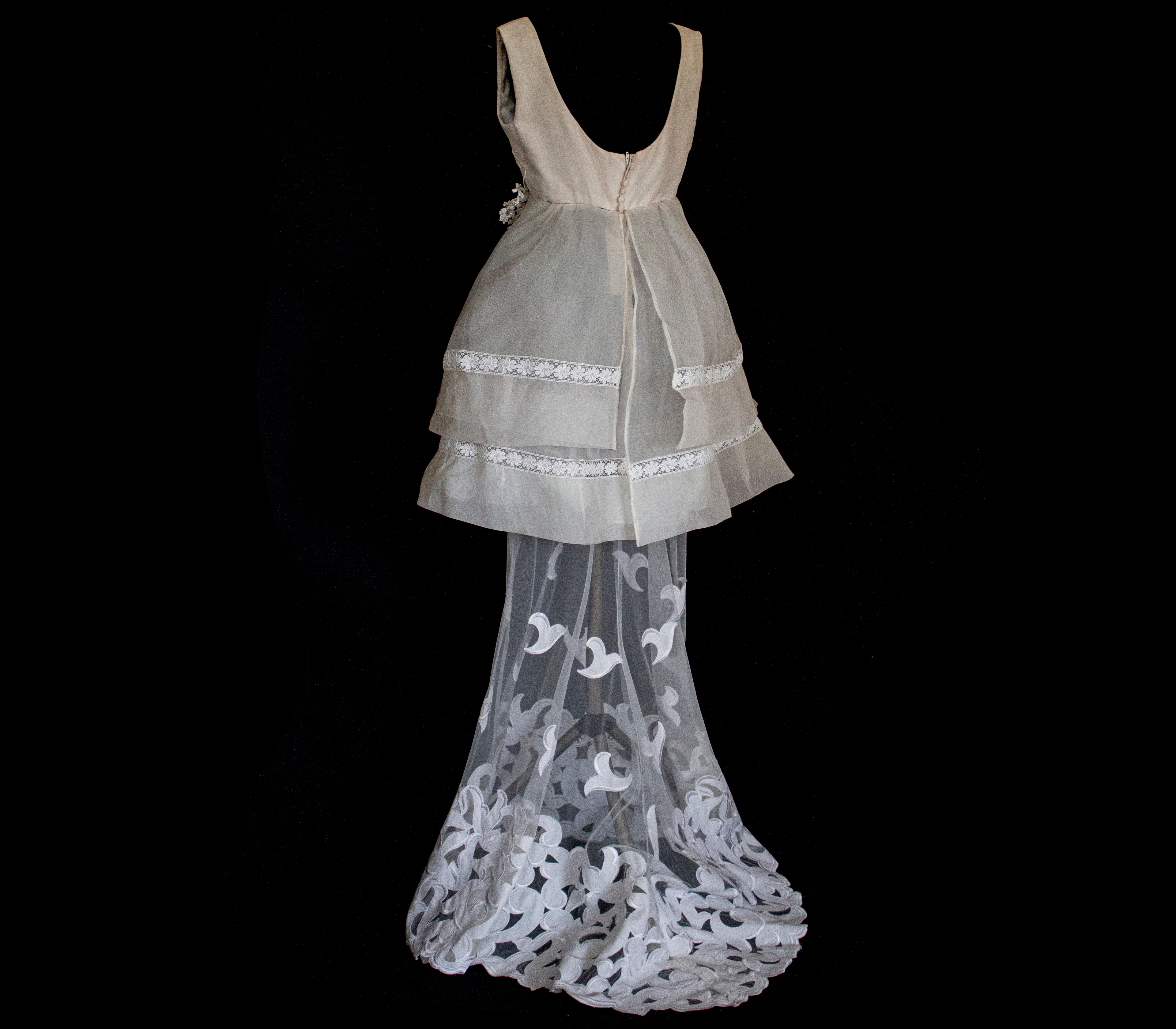 315 - UNIQUE MULTILAYER FLORAL BRIDAL GOWN: 1940S PEPLUM & UPCYCLED MULTI-ERA VINTAGE LACE DRESS - Vague atelier