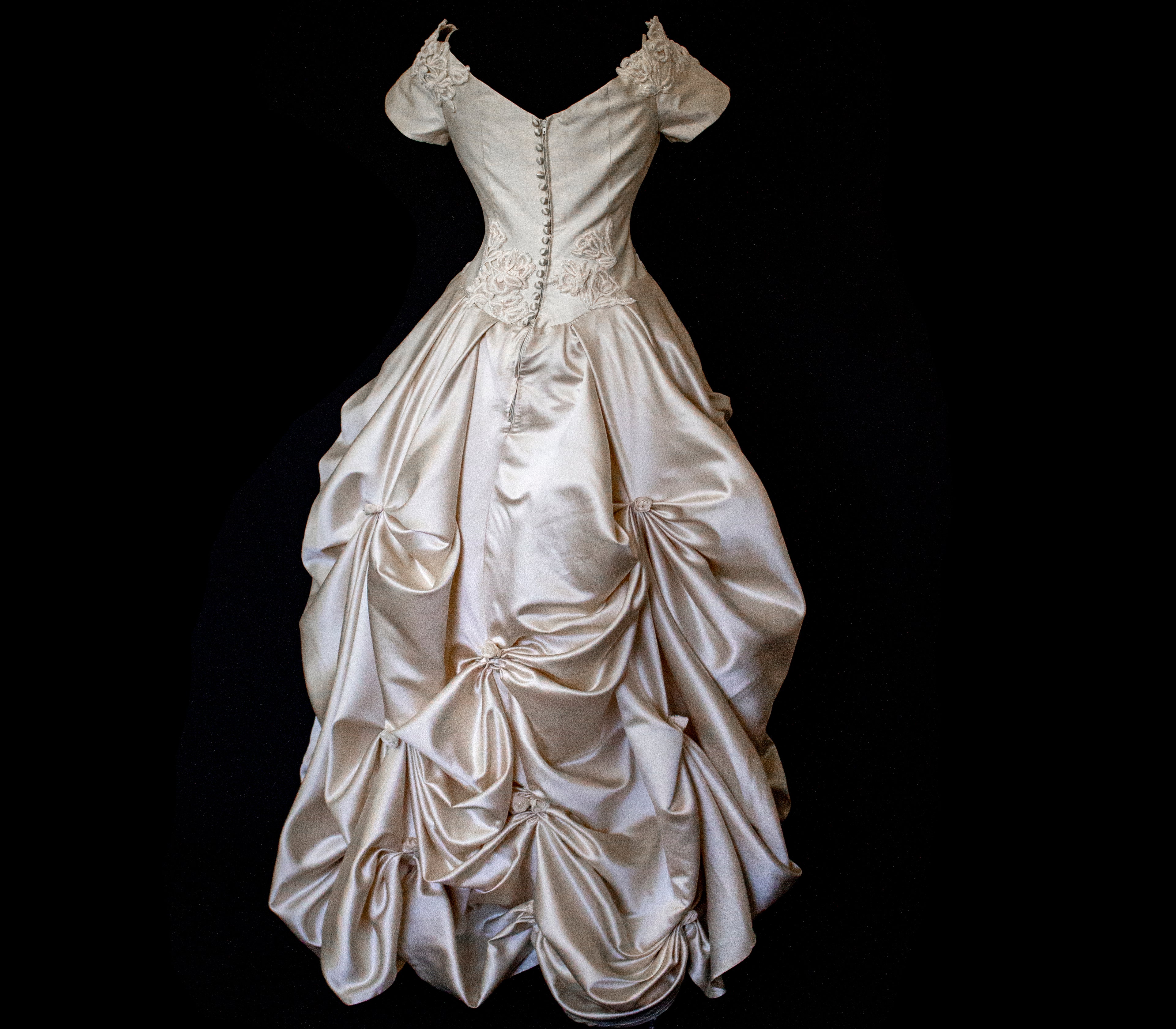 355 - VINTAGE 90s SILK COLUMN WEDDING DRESS: CREAM GOWN WITH GOLD SATIN DRAPED TRAIN & EMBROIDERED ROSES - Vague atelier