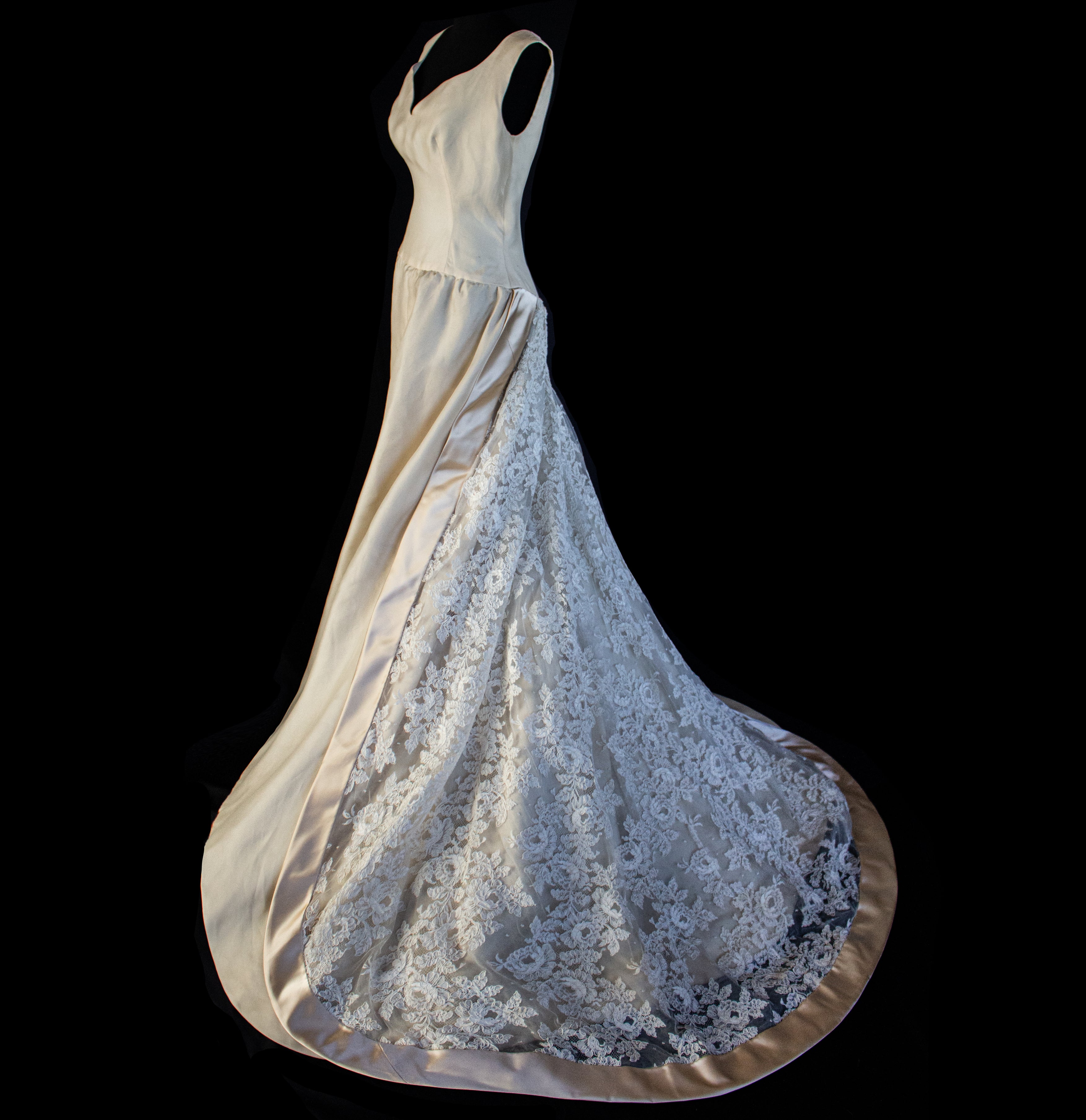 137 - VINTAGE LORENZO RIVA DESIGNER SIGNED WEDDING DRESS: PRECIOUS SILK & LACE TRAIN GOWN - 1950S 1960S ARCHIVAL COUTURE