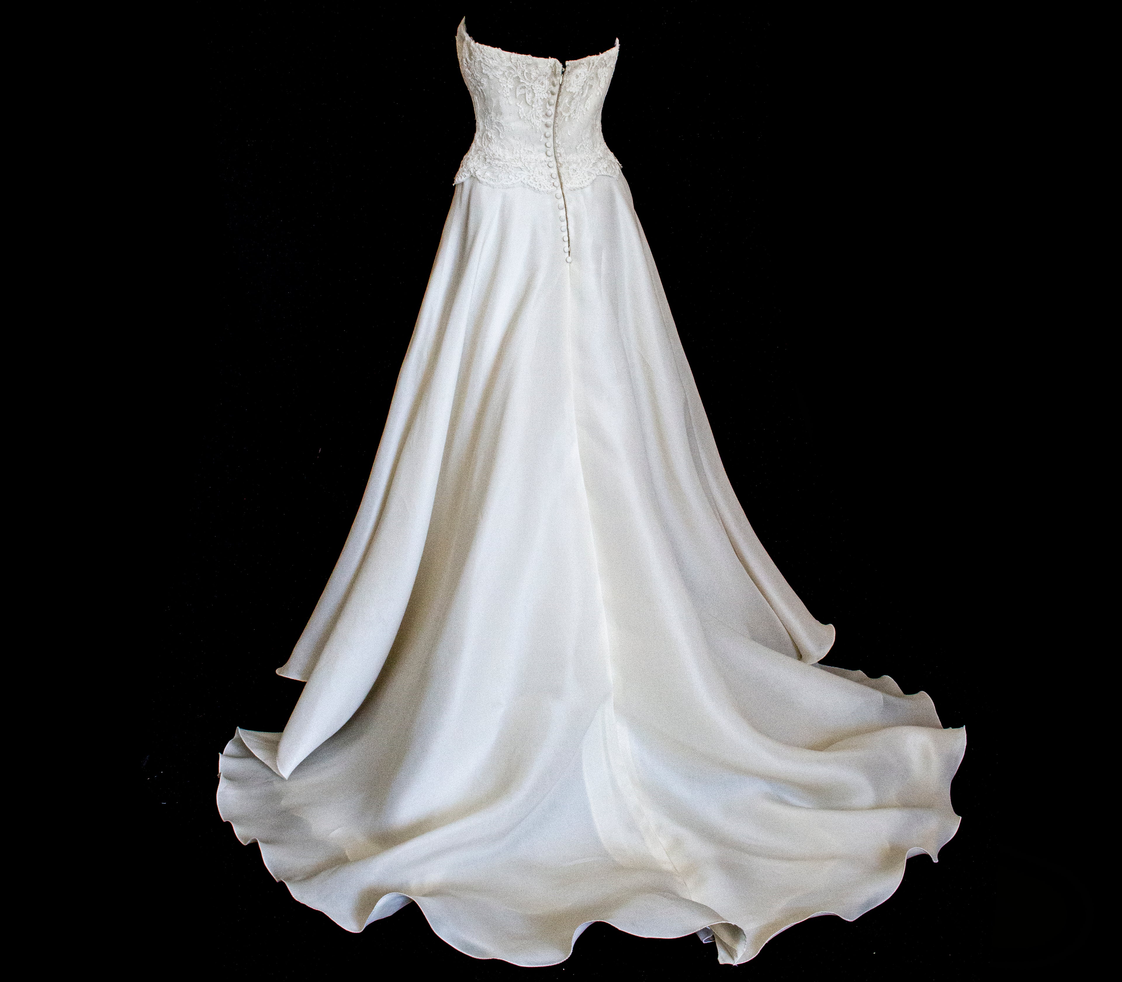 320 - LUXURY PURE SILK VINTAGE BRIDAL GOWN: A-LINE LACE DRESS WITH DETACHABLE RUFFLED CAPE