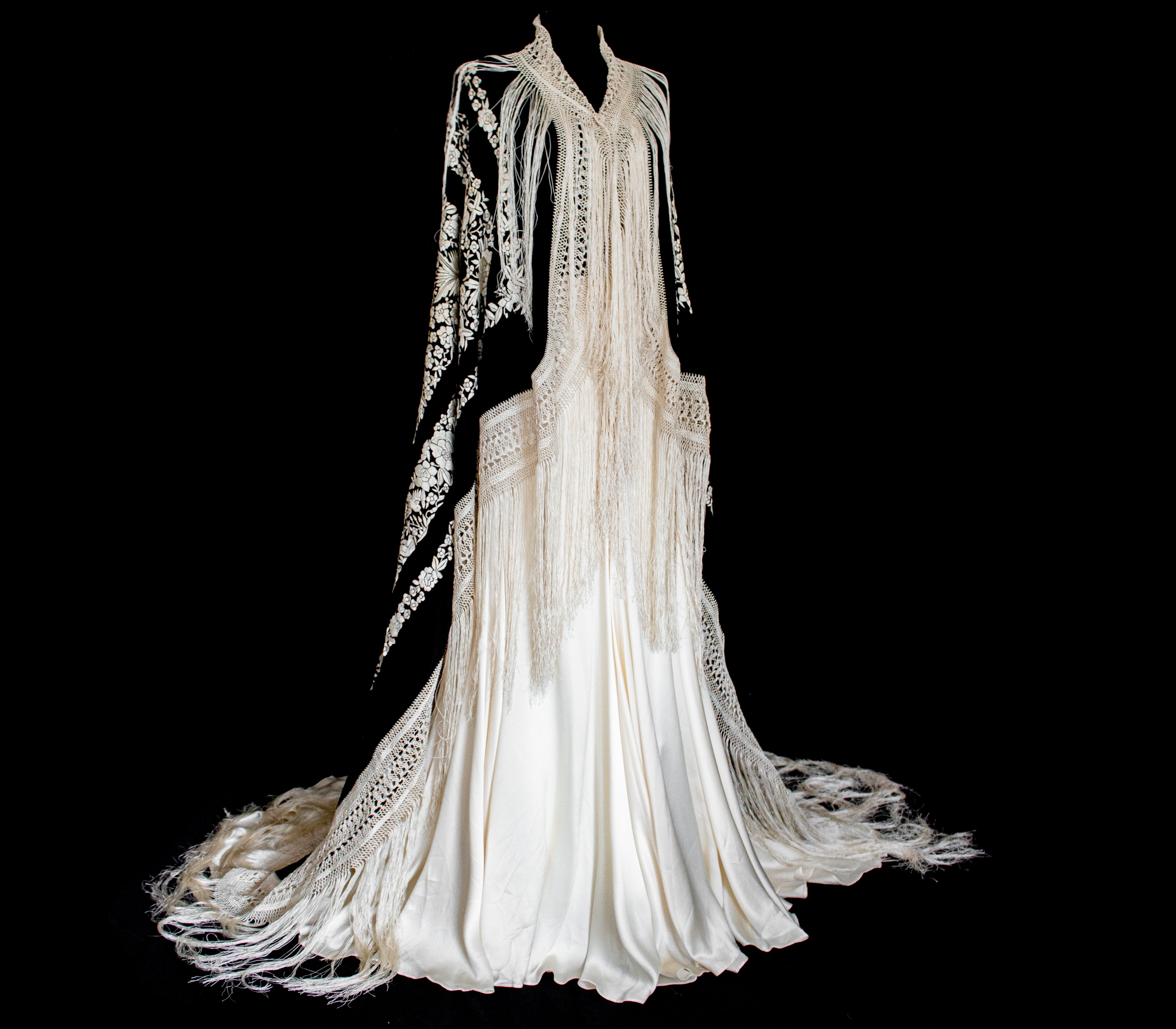 322 - ANTIQUE EARLY 1900S HAND-EMBROIDERED SILK PIANO SHAWL & VINTAGE SILK SATIN SKIRT - Vague atelier