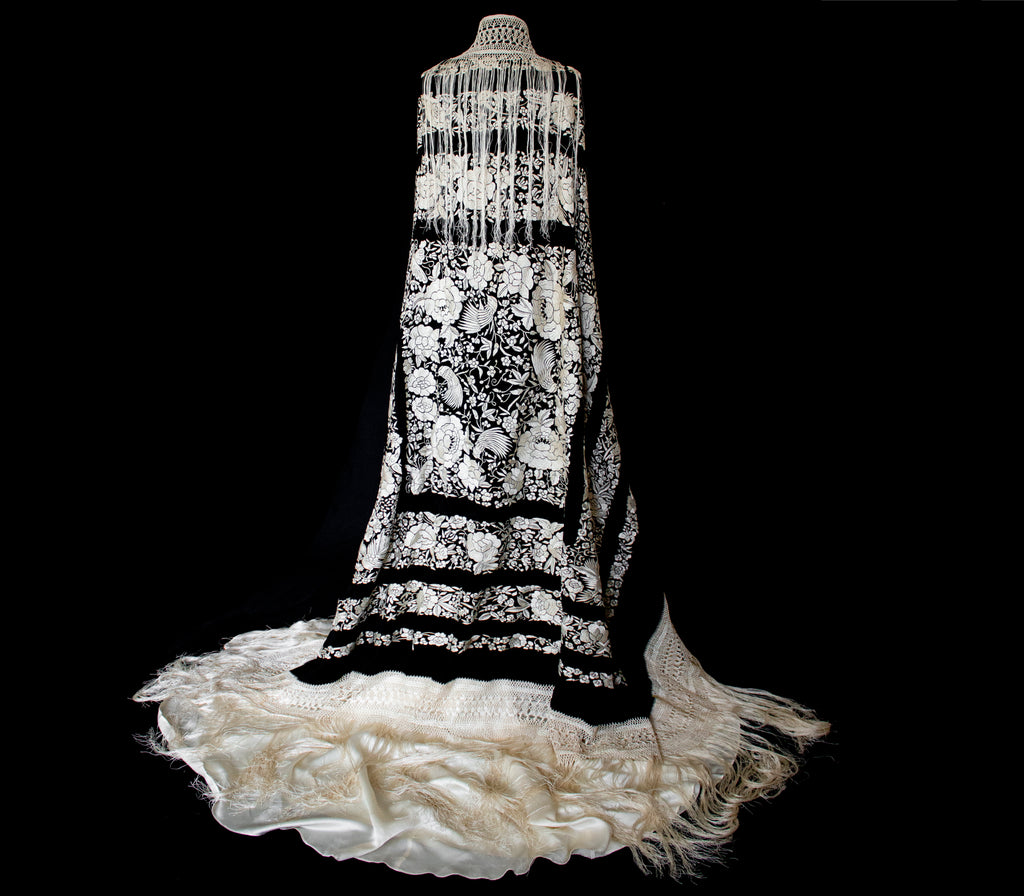 322 - ANTIQUE EARLY 1900S HAND-EMBROIDERED SILK PIANO SHAWL & VINTAGE SILK SATIN SKIRT - Vague atelier