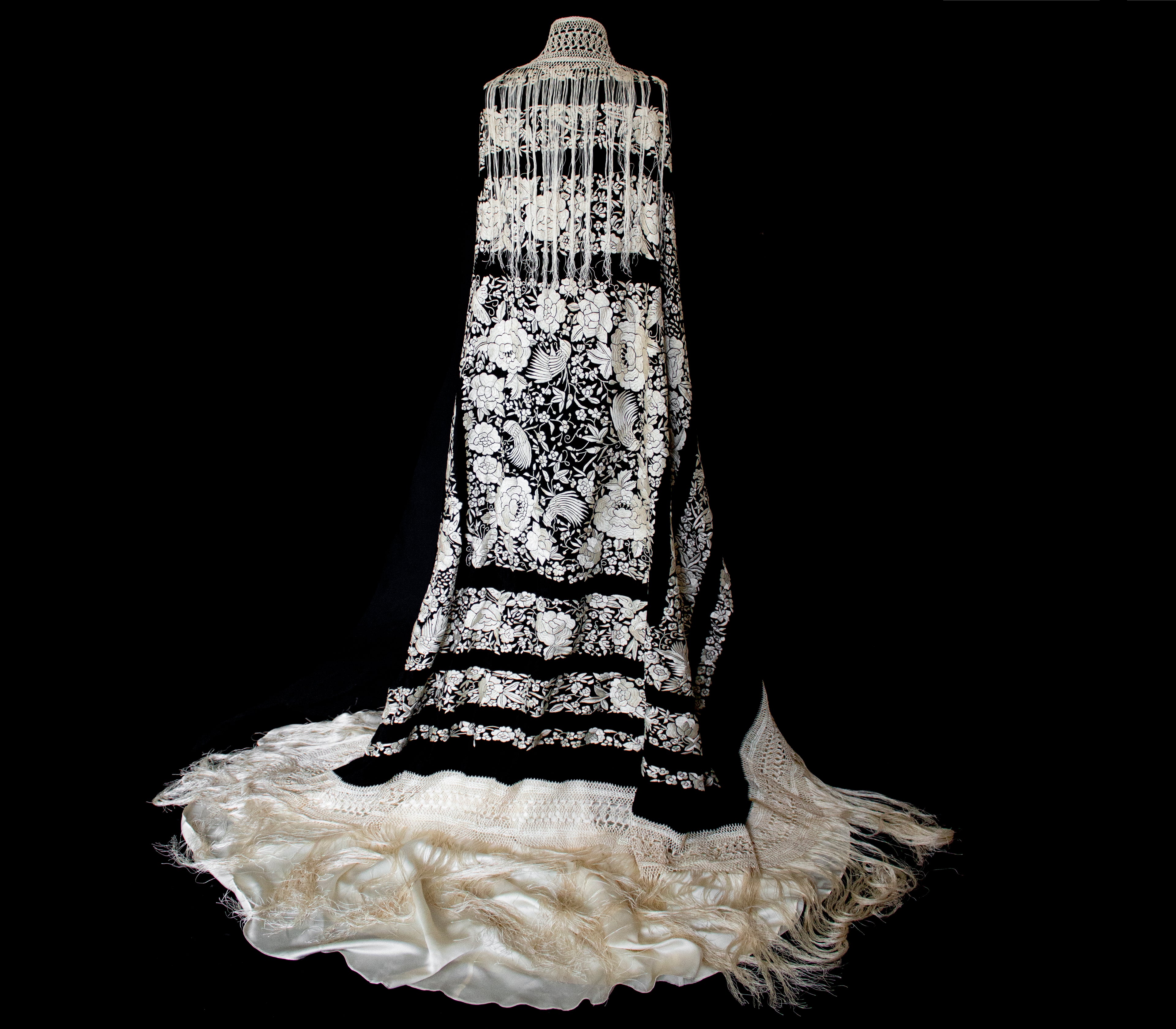 322 - ANTIQUE EARLY 1900S HAND-EMBROIDERED SILK PIANO SHAWL & VINTAGE SILK SATIN SKIRT - Vague atelier