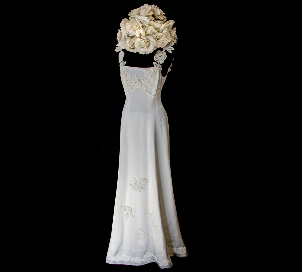 252 - ICONIC 1960S EMPIRE BRIDAL SET: ICE SATIN GOWN & STRAW BUCKET HAT WITH MAXI ROSES