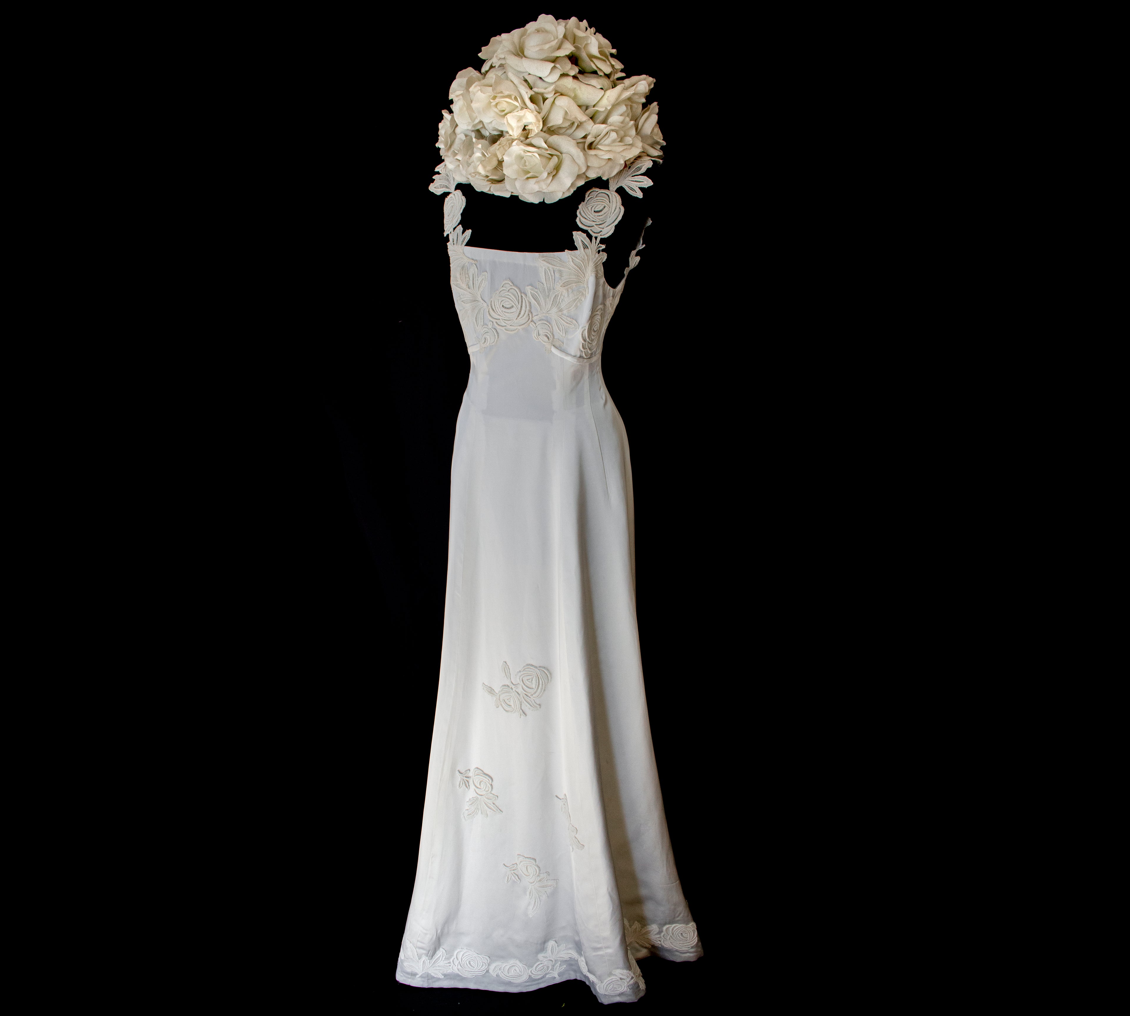 252 - ICONIC 1960S EMPIRE BRIDAL SET: ICE SATIN GOWN & STRAW BUCKET HAT WITH MAXI ROSES