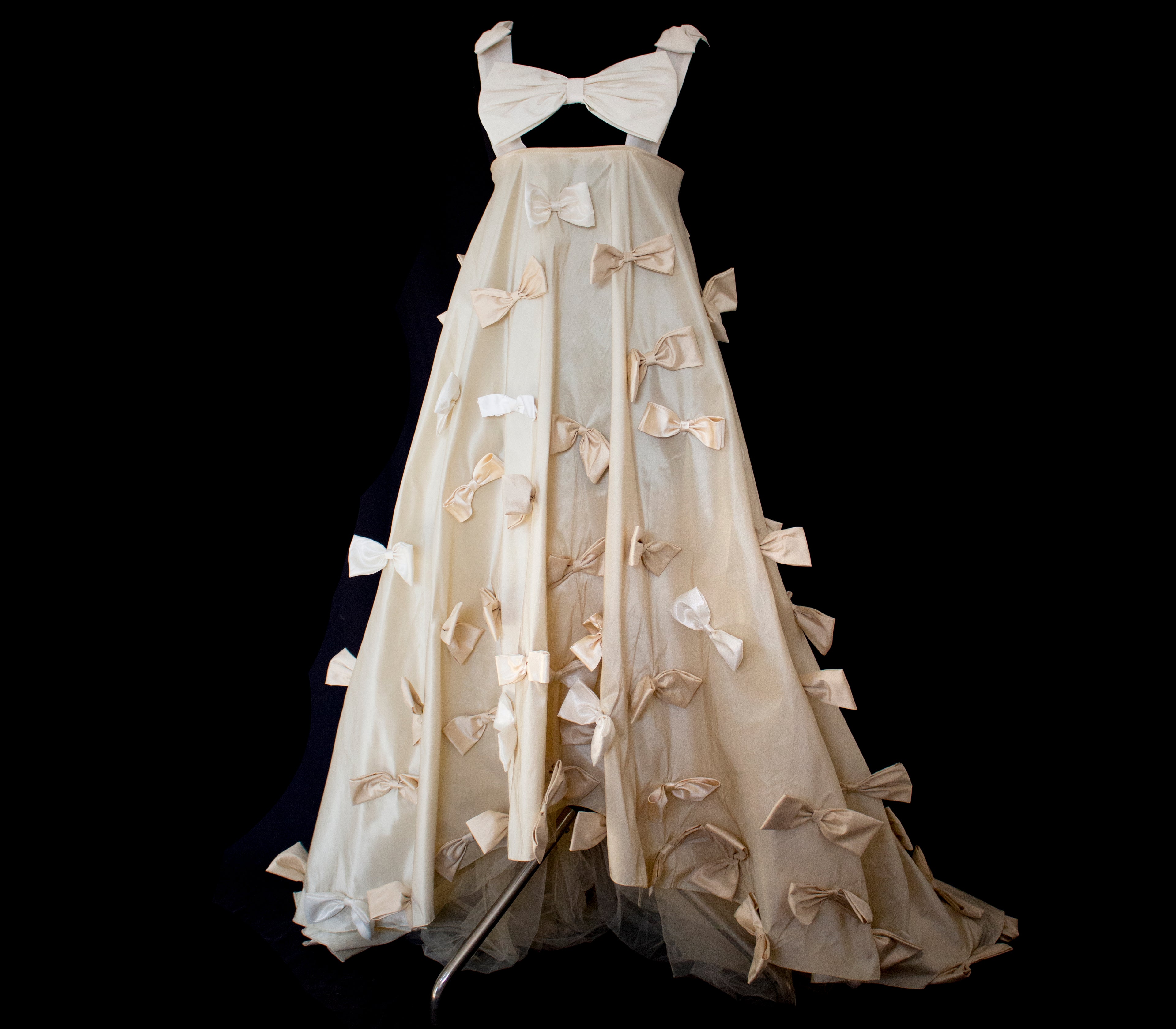 339 - ECRU BEIGE SILK TAFFETA UPCYCLED WEDDING DRESS: UNIQUE VINTAGE TRAPEZE GOWN WITH ALL-OVER CREAM BOW DÉCOR