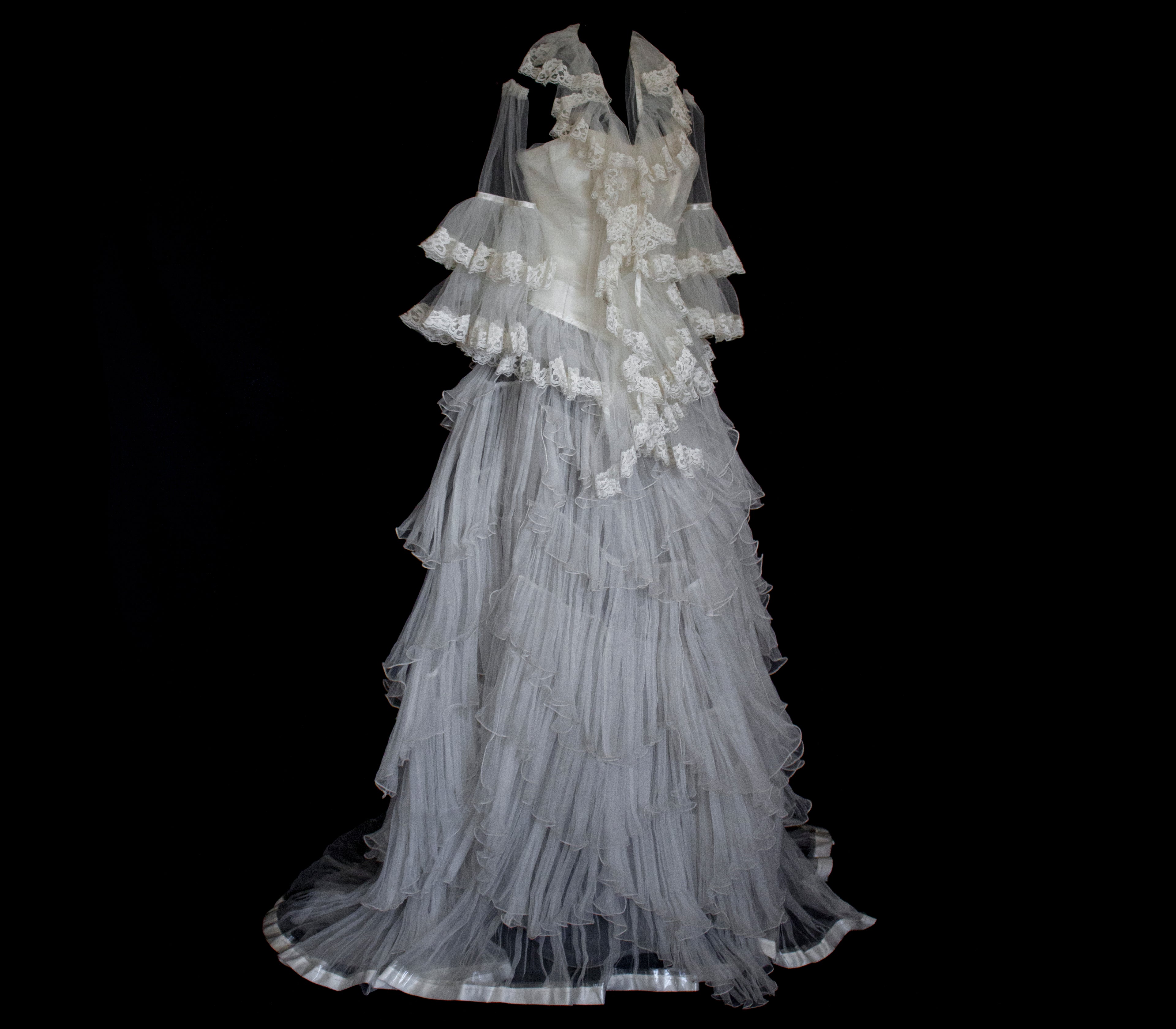 317 - MODULAR VINTAGE BOHO BRIDAL SET: DETACHABLE LACE TOP & SLEEVES WITH SCENOGRAPHIC PLEATED "WING" SKIRT