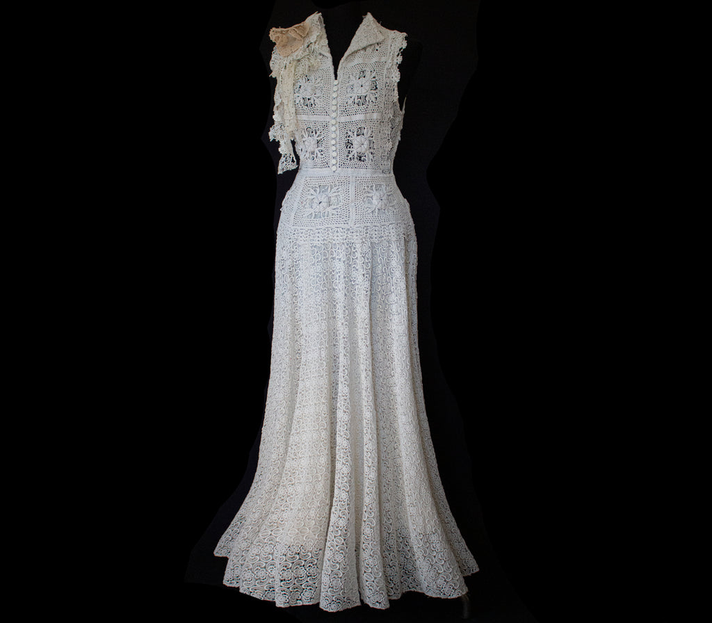 351 - ORIGINAL 1950S VINTAGE MACRAME LACE WEDDING DRESS: ECRU TEA LENGTH GOWN WITH CROCHET FLORAL INLAYS, BOHO CHIC RUSTIC BRIDAL STYLE - Vague atelier