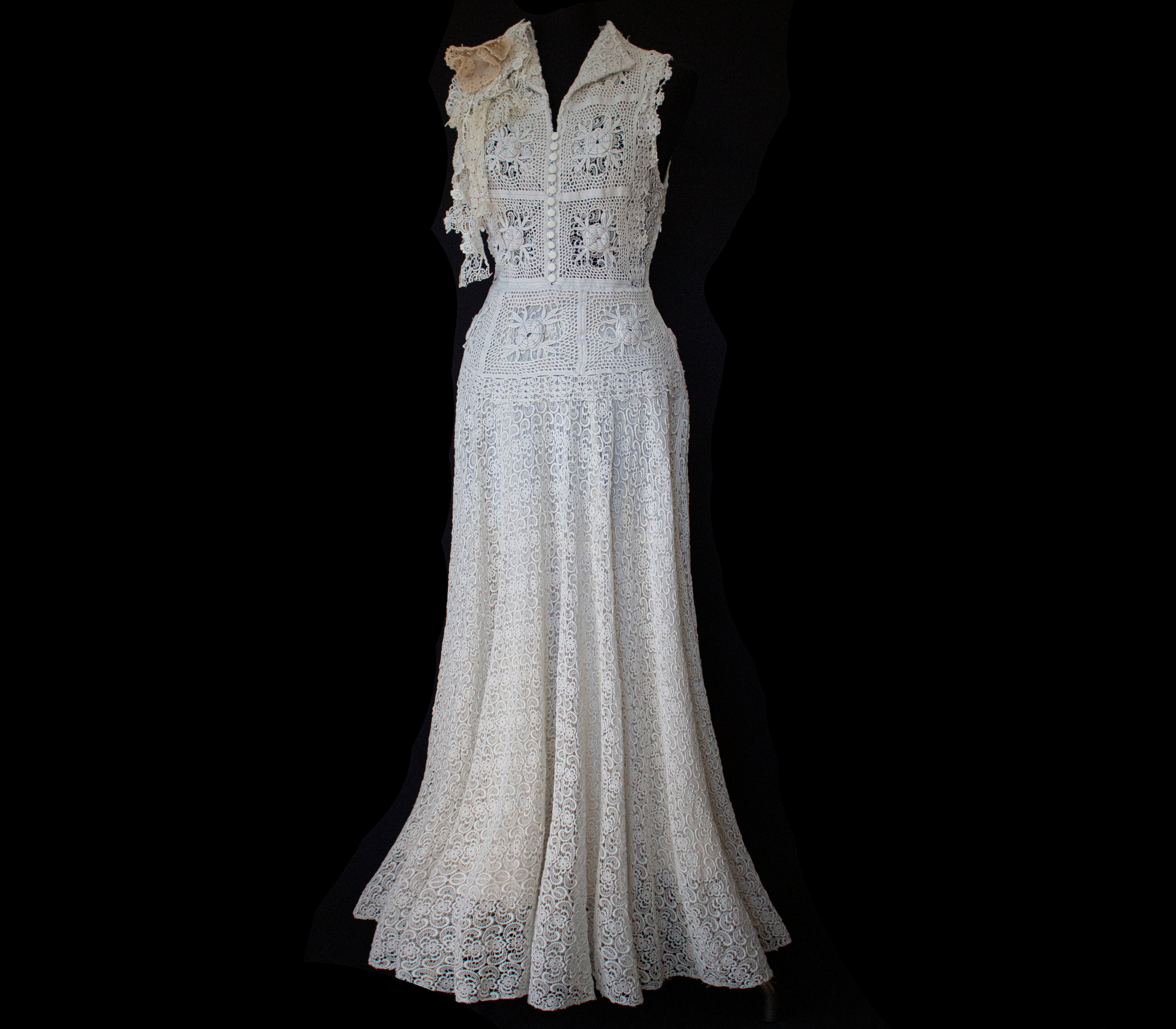 351 - ORIGINAL 1950S VINTAGE MACRAME LACE WEDDING DRESS: ECRU TEA LENGTH GOWN WITH CROCHET FLORAL INLAYS, BOHO CHIC RUSTIC BRIDAL STYLE - Vague atelier