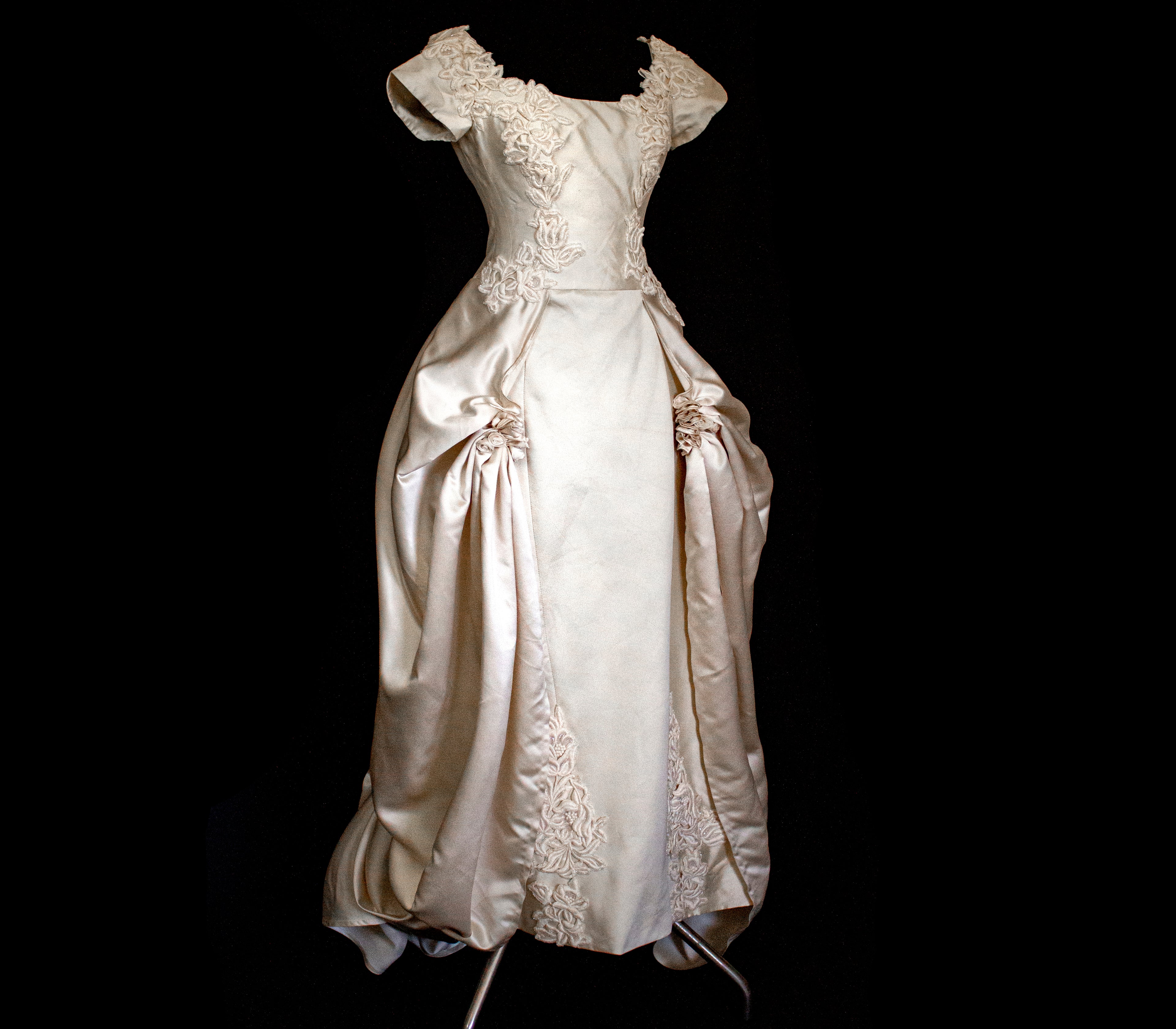 355 - VINTAGE 90s SILK COLUMN WEDDING DRESS: CREAM GOWN WITH GOLD SATIN DRAPED TRAIN & EMBROIDERED ROSES - Vague atelier