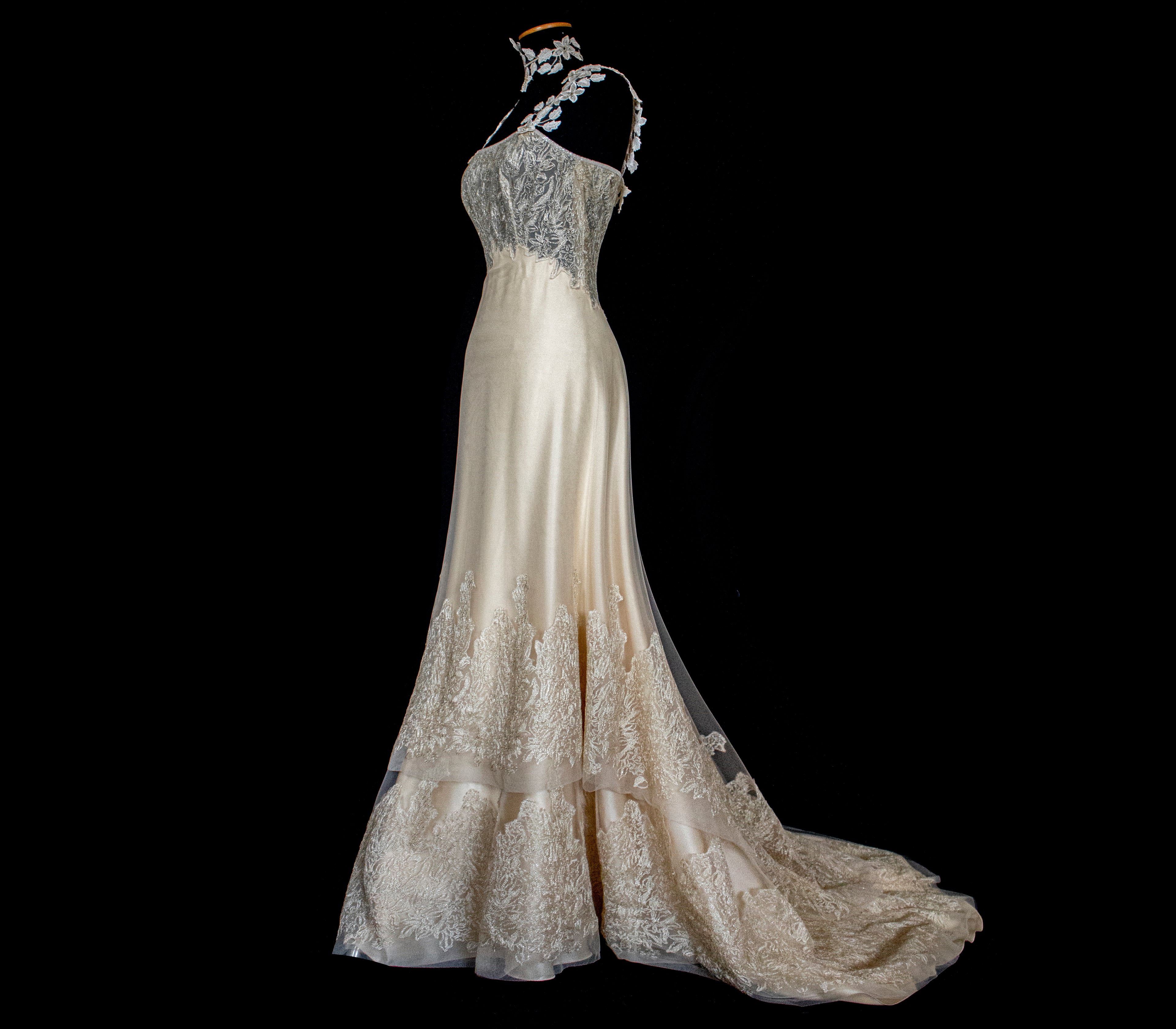 332 - GOLDEN SILK TULLE VINTAGE WEDDING DRESS: UNIQUE A-LINE SLIP GOWN WITH FLORAL DETAILS & TRAIN - Vague atelier