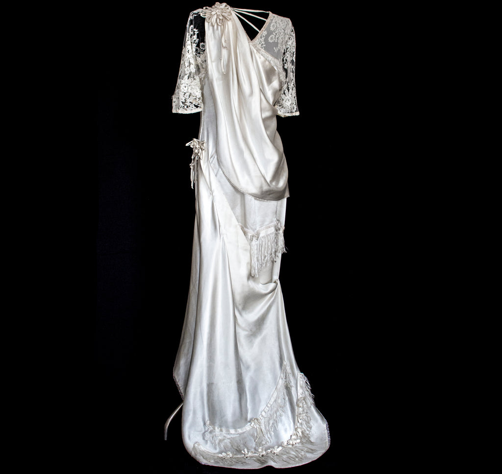 263 - MUSEUM QUALITY 1920S ANTIQUE BRIDAL GOWN: RESTORED ART DECO SILK SATIN & LACE DRESS WITH FRINGES - Vague atelier
