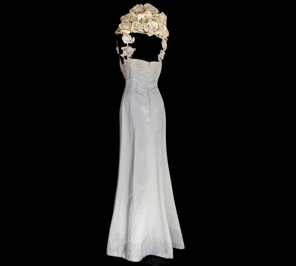 252 - ICONIC 1960S EMPIRE BRIDAL SET: ICE SATIN GOWN & STRAW BUCKET HAT WITH MAXI ROSES