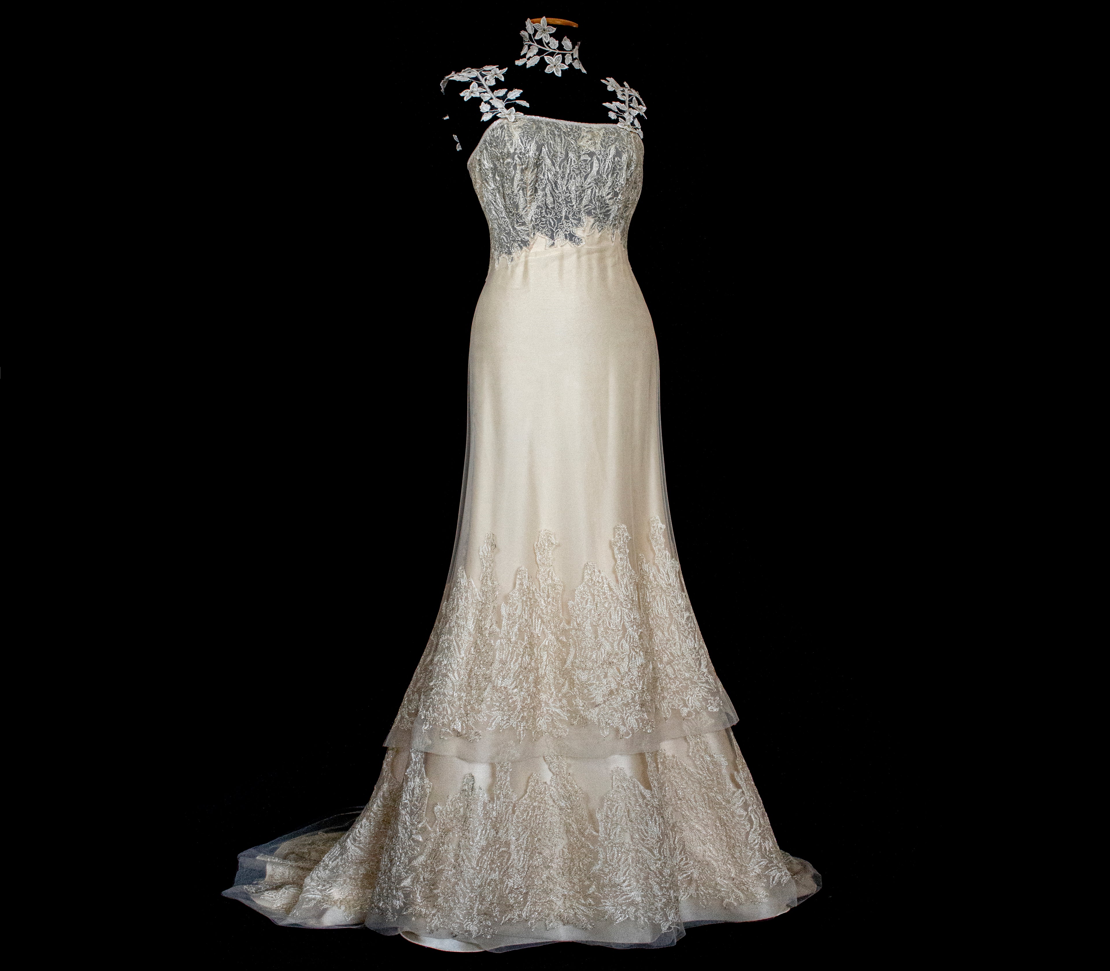 332 - GOLDEN SILK TULLE VINTAGE WEDDING DRESS: UNIQUE A-LINE SLIP GOWN WITH FLORAL DETAILS & TRAIN - Vague atelier