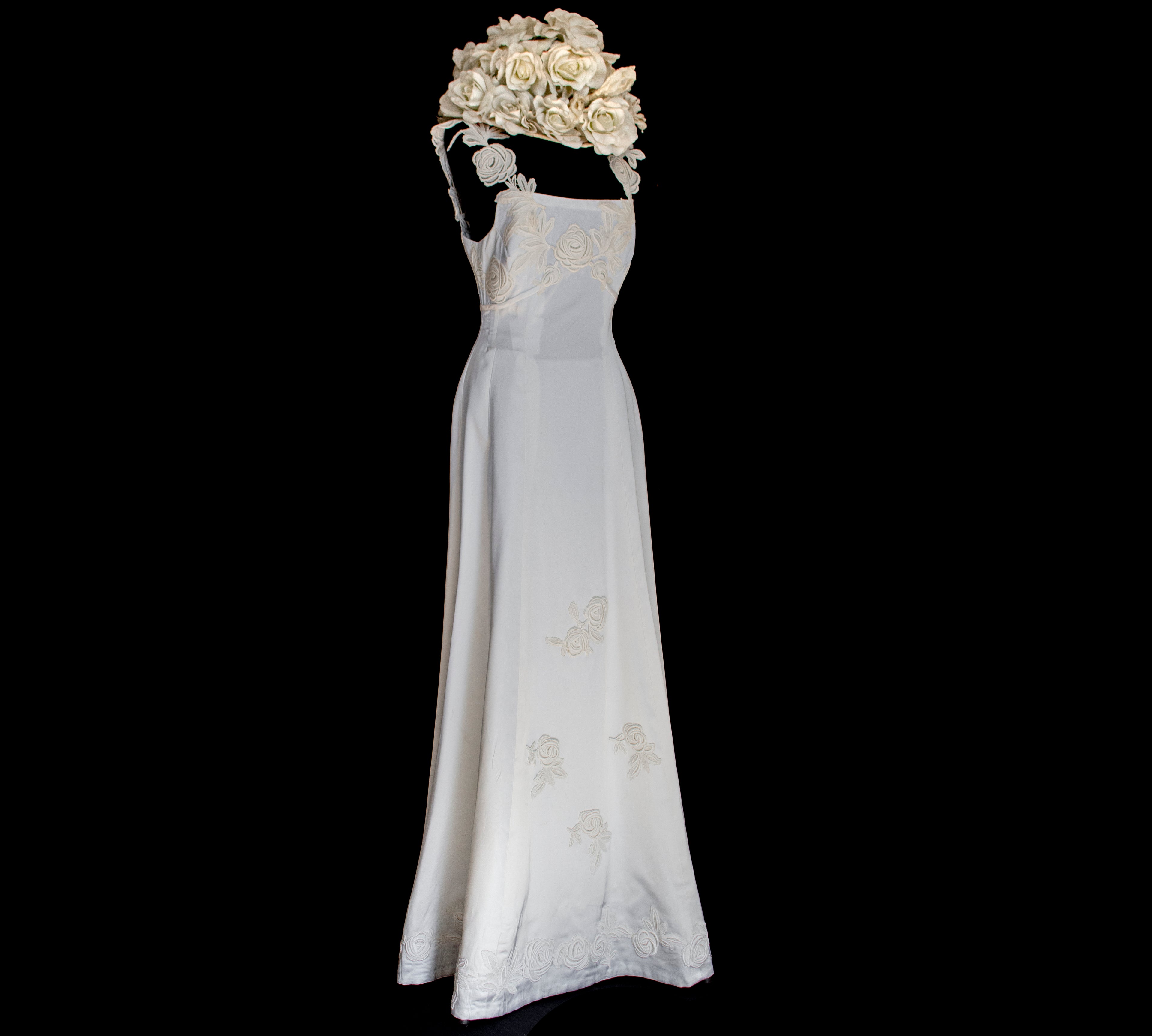 252 - ICONIC 1960S EMPIRE BRIDAL SET: ICE SATIN GOWN & STRAW BUCKET HAT WITH MAXI ROSES