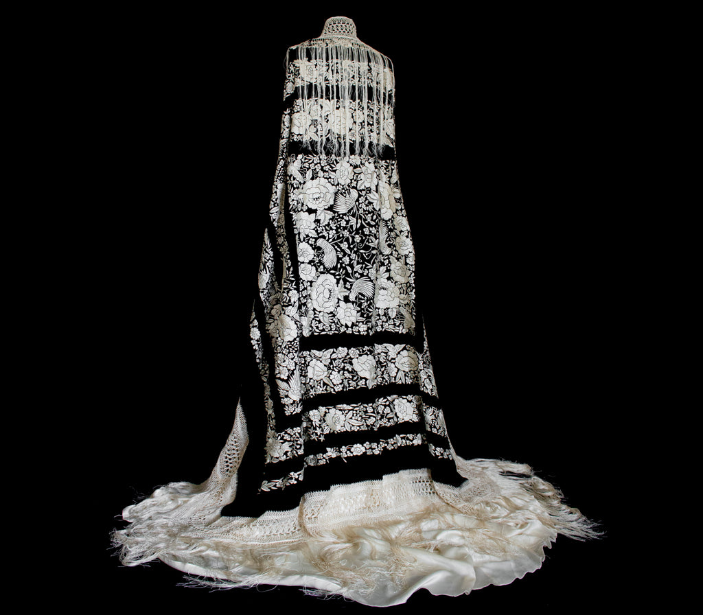 322 - ANTIQUE EARLY 1900S HAND-EMBROIDERED SILK PIANO SHAWL & VINTAGE SILK SATIN SKIRT - Vague atelier