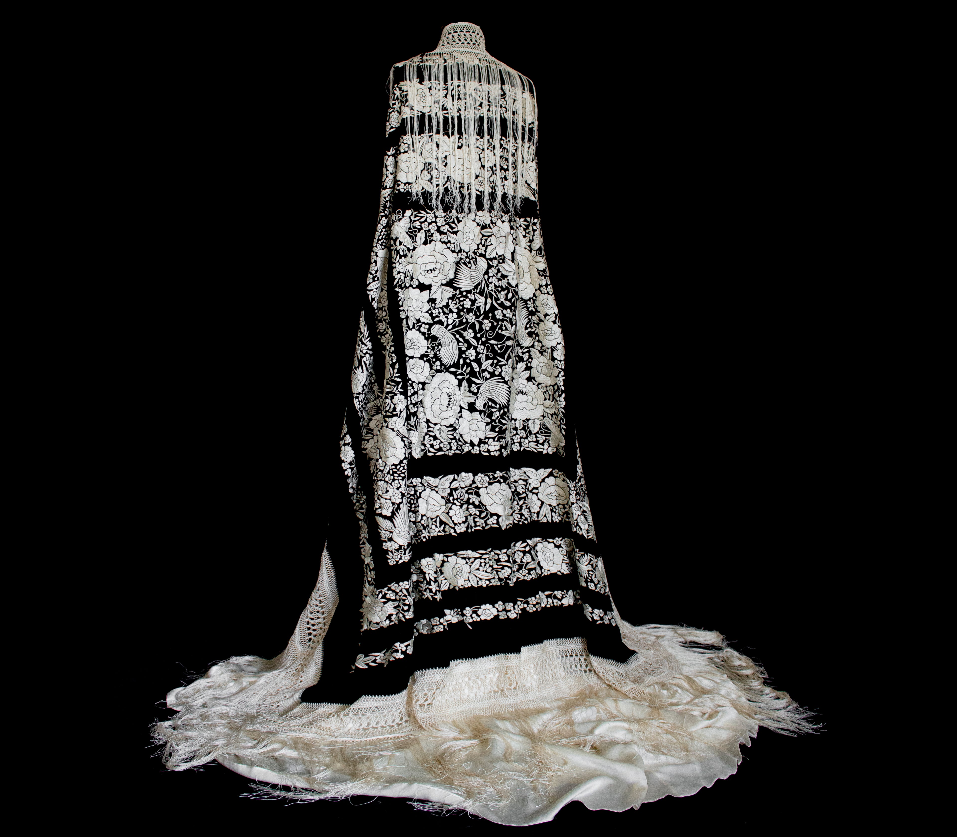 322 - ANTIQUE EARLY 1900S HAND-EMBROIDERED SILK PIANO SHAWL & VINTAGE SILK SATIN SKIRT - Vague atelier