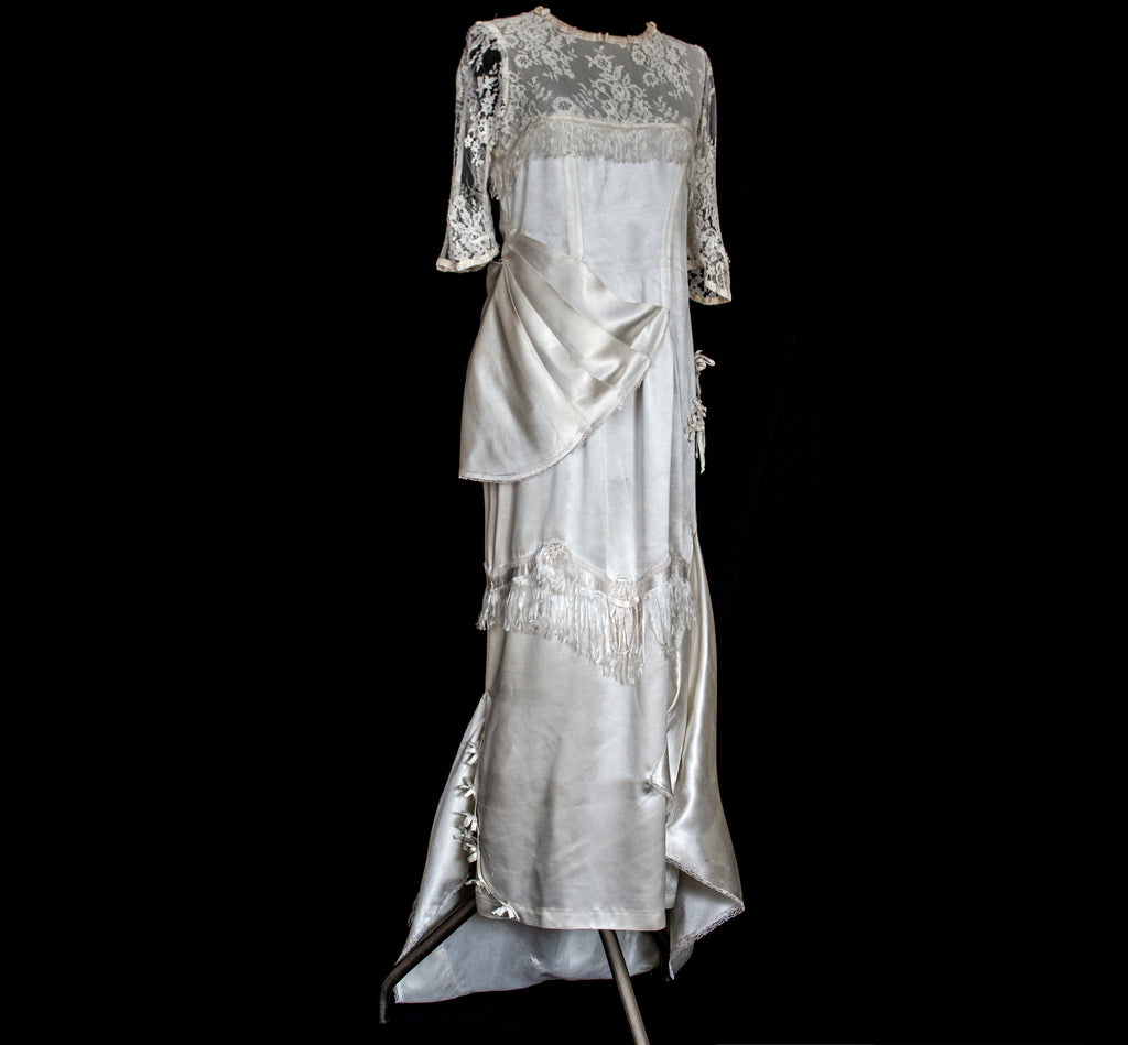 263 - MUSEUM QUALITY 1920S ANTIQUE BRIDAL GOWN: RESTORED ART DECO SILK SATIN & LACE DRESS WITH FRINGES - Vague atelier