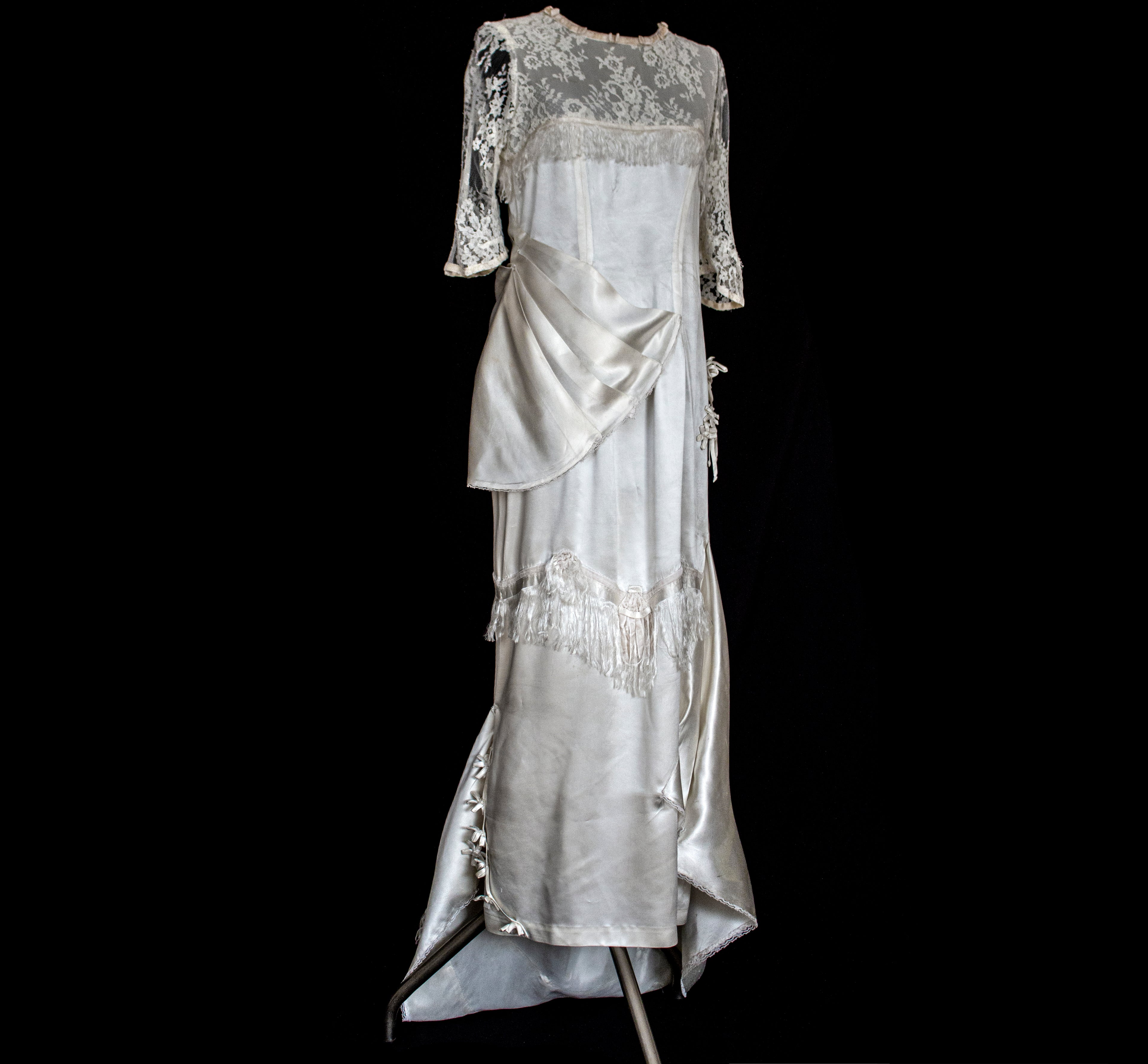 263 - MUSEUM QUALITY 1920S ANTIQUE BRIDAL GOWN: RESTORED ART DECO SILK SATIN & LACE DRESS WITH FRINGES - Vague atelier