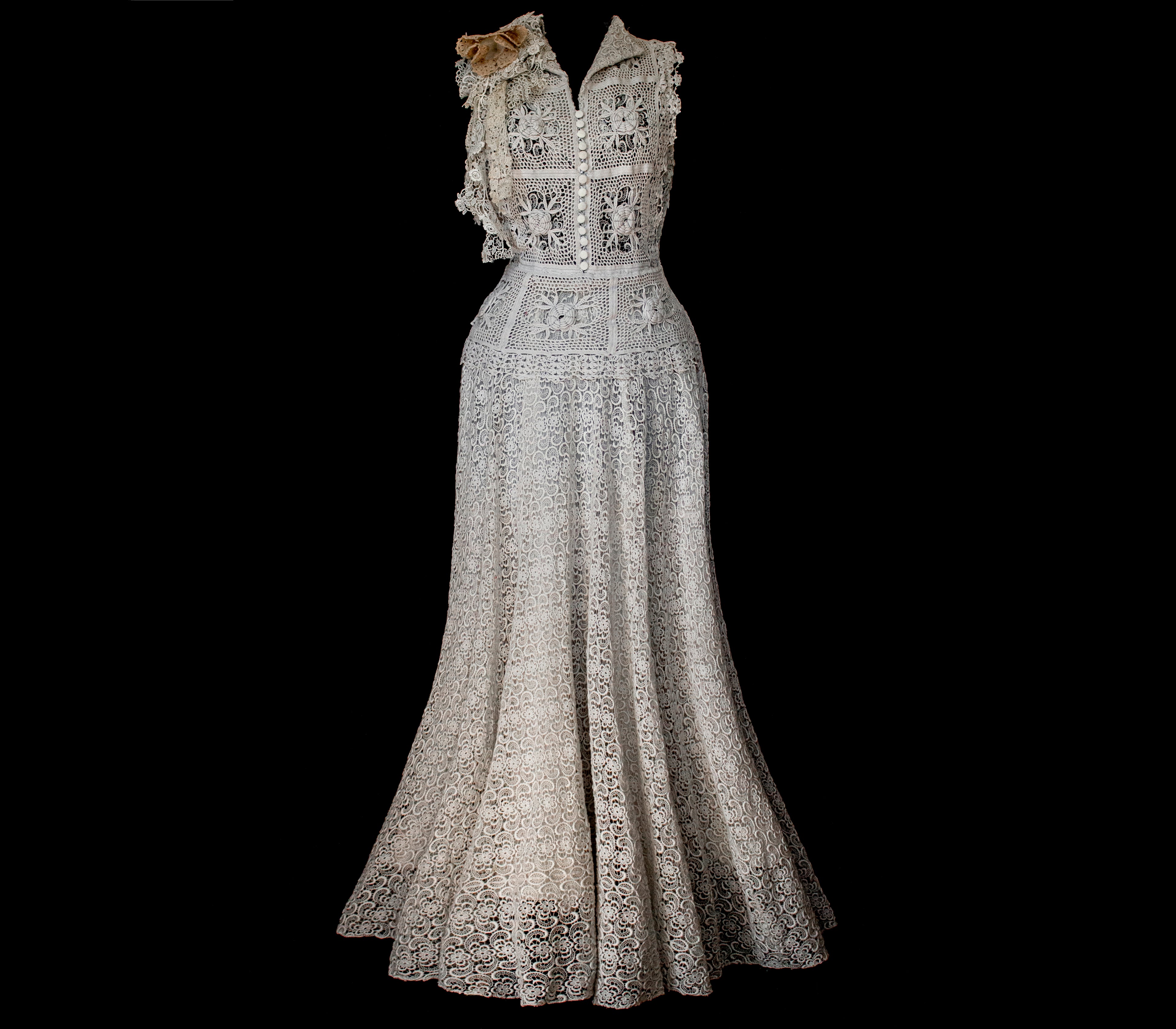 351 - ORIGINAL 1950S VINTAGE MACRAME LACE WEDDING DRESS: ECRU TEA LENGTH GOWN WITH CROCHET FLORAL INLAYS, BOHO CHIC RUSTIC BRIDAL STYLE - Vague atelier