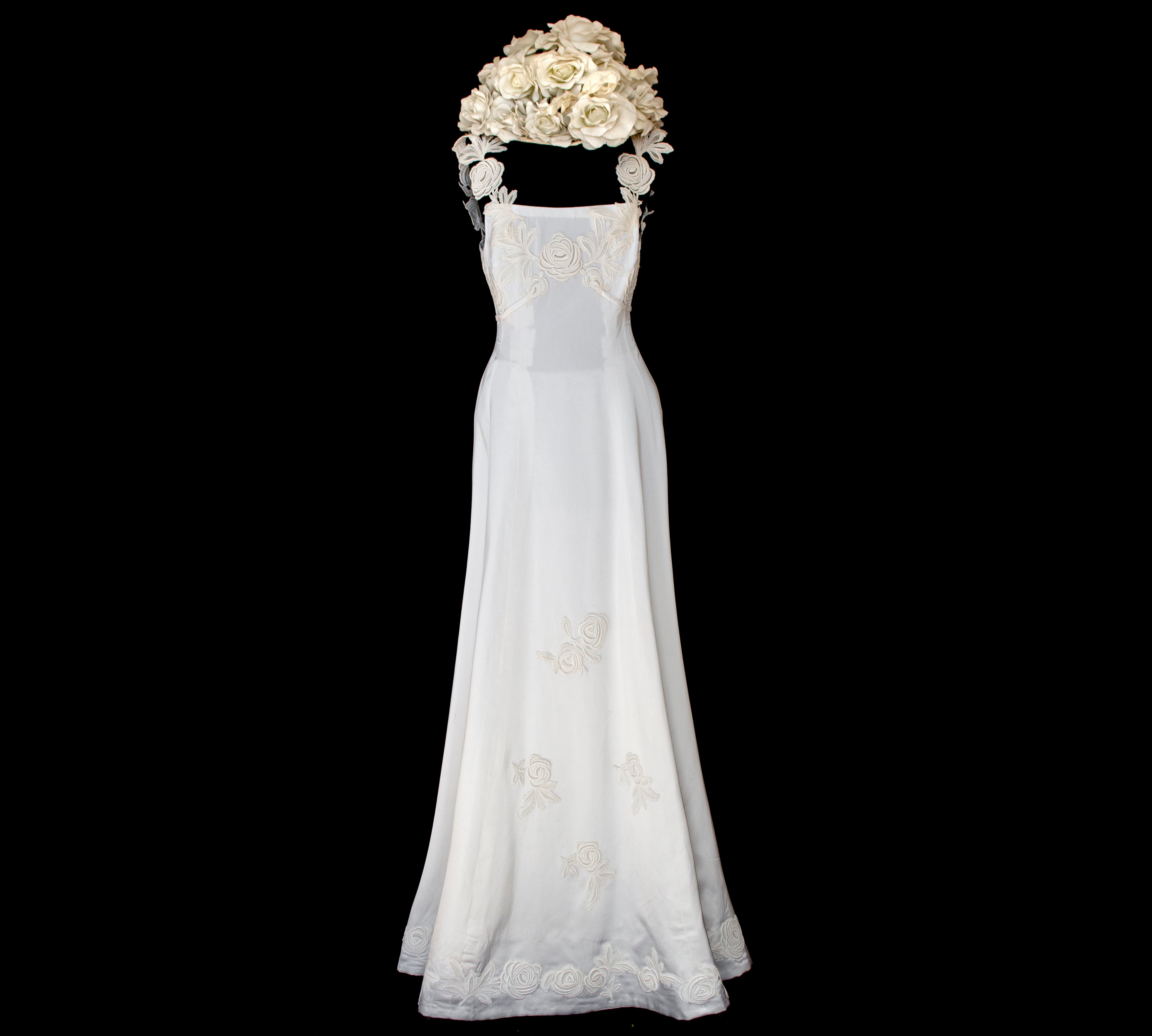 252 - ICONIC 1960S EMPIRE BRIDAL SET: ICE SATIN GOWN & STRAW BUCKET HAT WITH MAXI ROSES