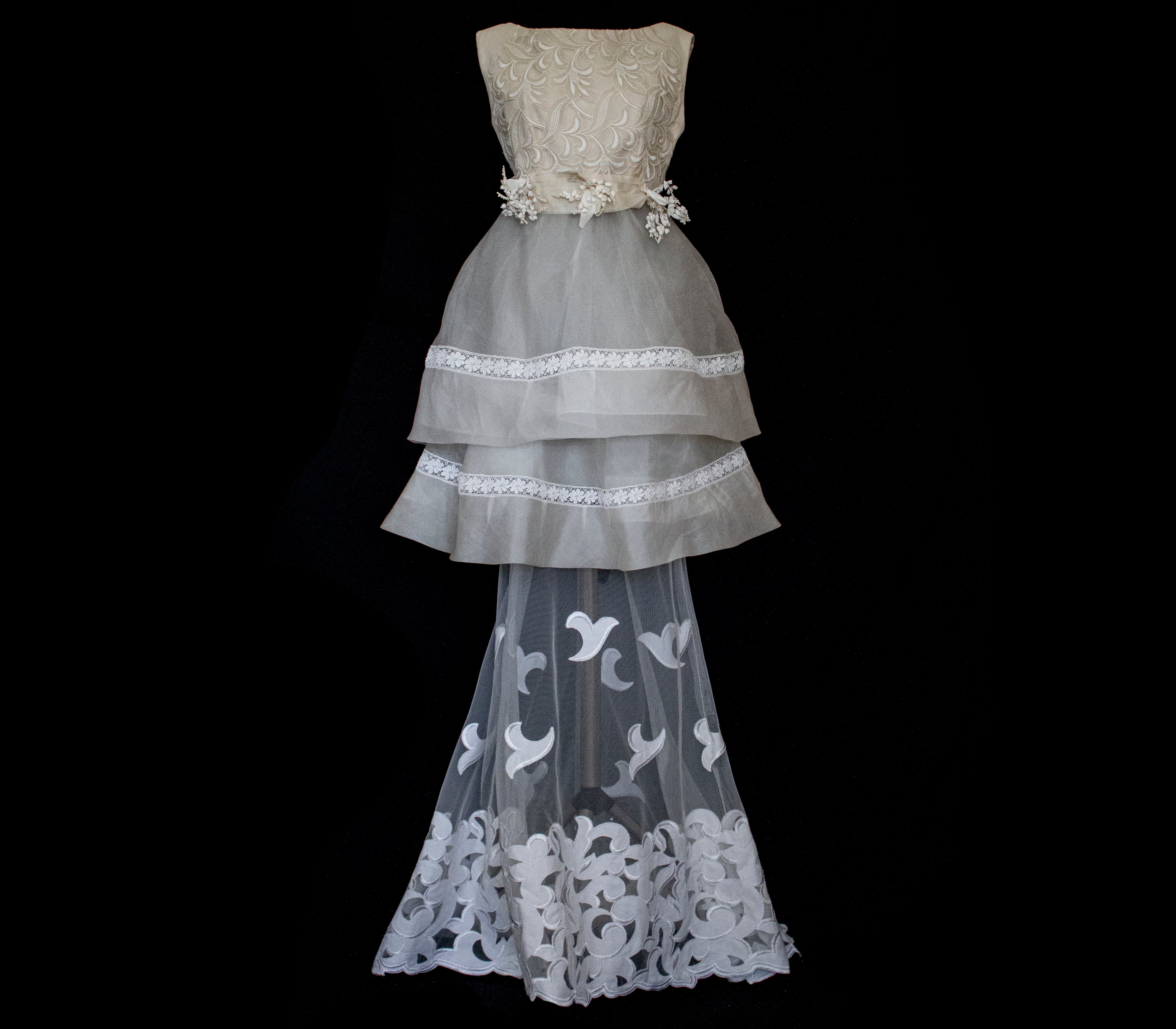 315 - UNIQUE MULTILAYER FLORAL BRIDAL GOWN: 1940S PEPLUM & UPCYCLED MULTI-ERA VINTAGE LACE DRESS - Vague atelier