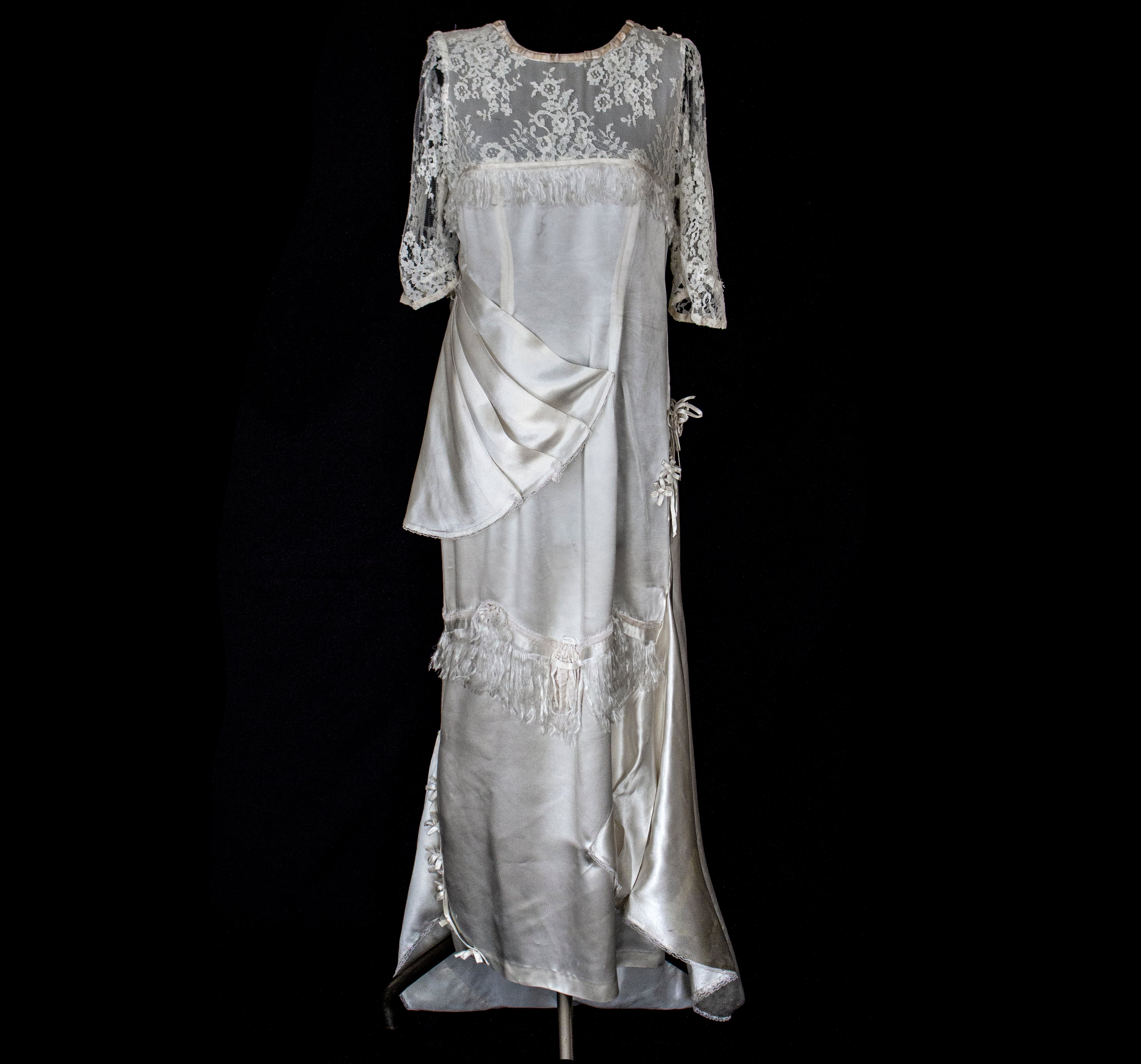 263 - MUSEUM QUALITY 1920S ANTIQUE BRIDAL GOWN: RESTORED ART DECO SILK SATIN & LACE DRESS WITH FRINGES - Vague atelier