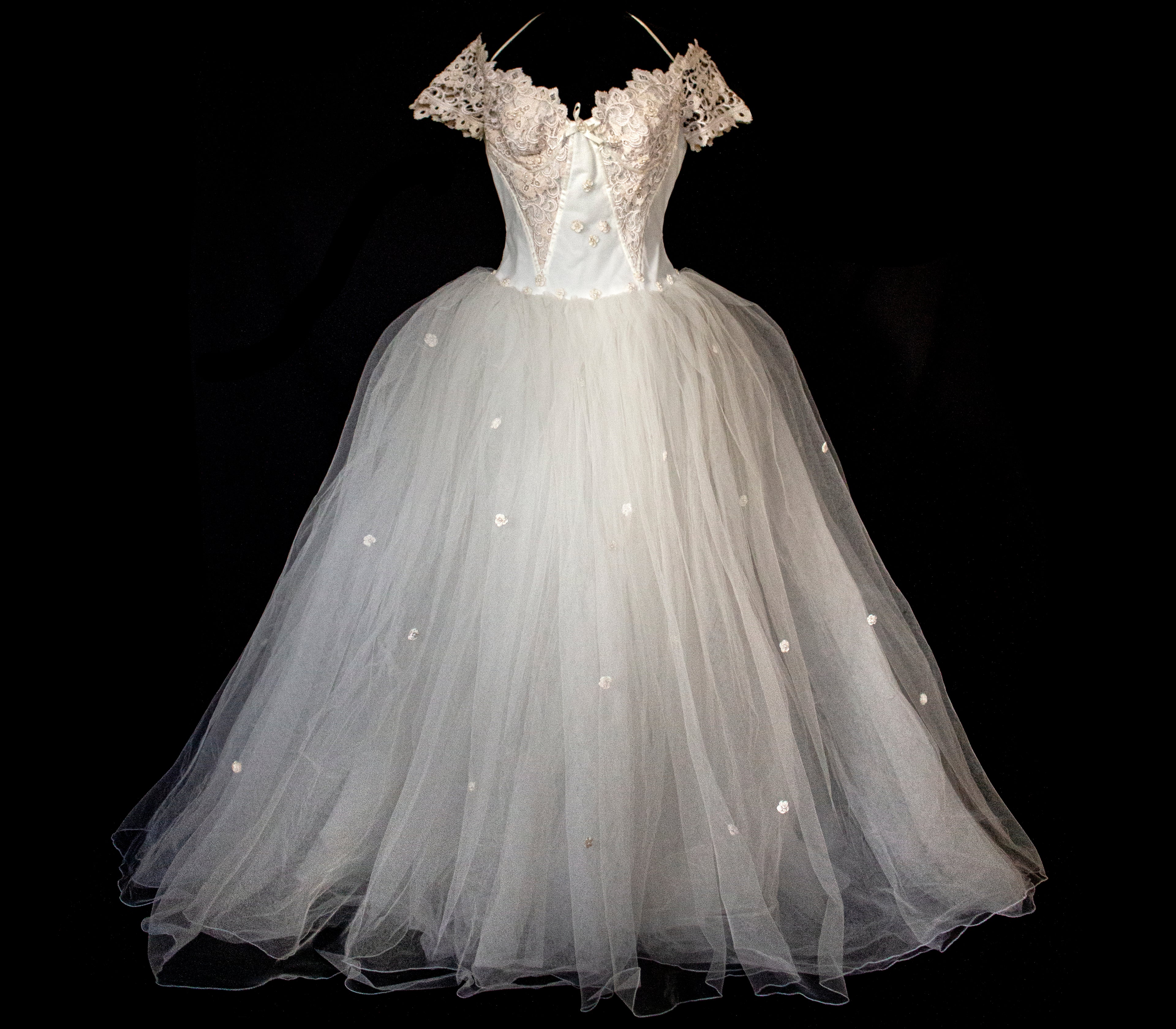 250 - MAJESTIC VINTAGE PRINCESS BALL GOWN: VOLUMINOUS TULLE & MACRAMÉ WITH 3D FLORAL EMBROIDERY