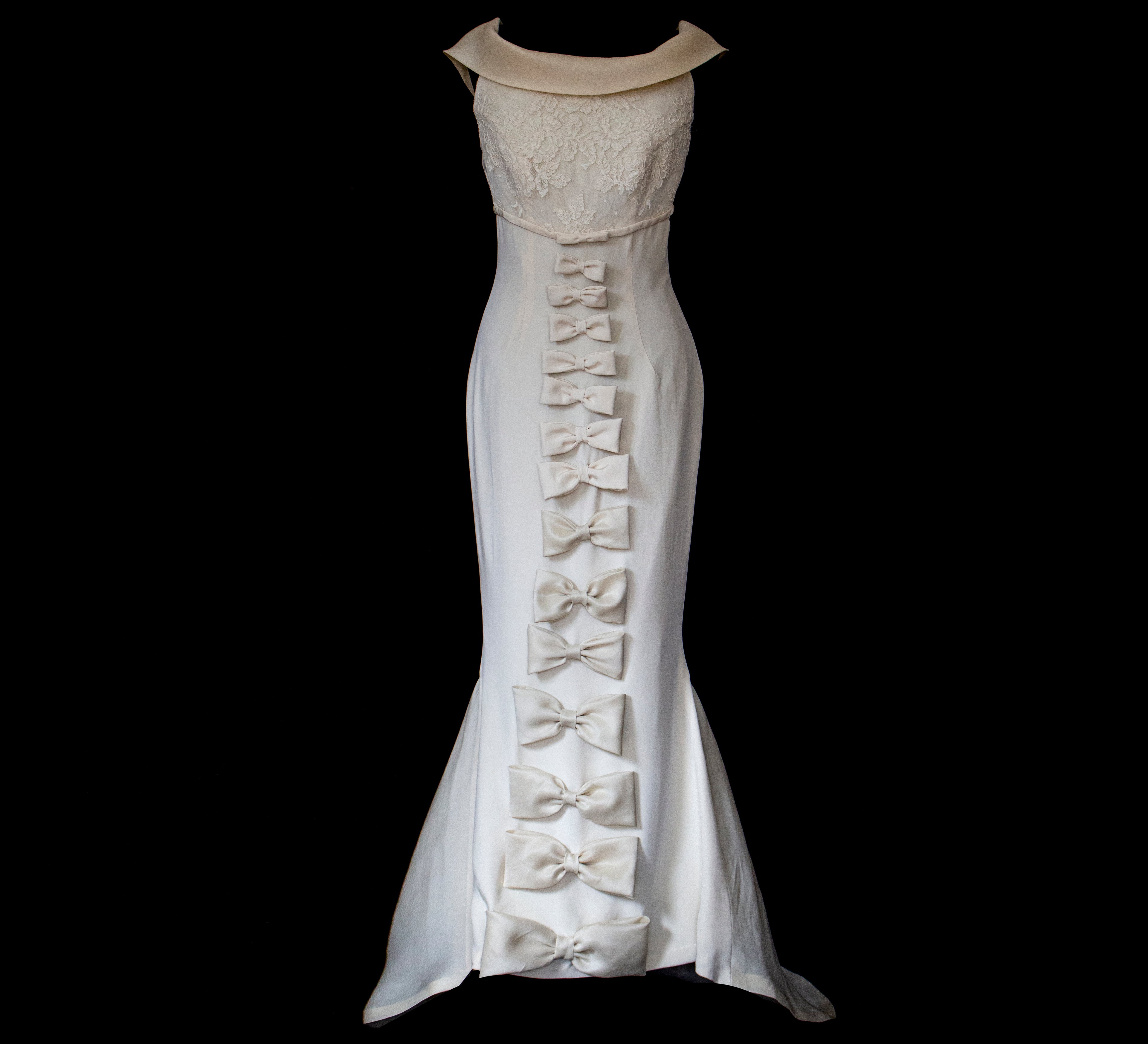273 - CHIC VINTAGE PURE SILK BRIDAL MERMAID GOWN: LACE BODICE & VERTICAL MAXI BOWS - Vague atelier