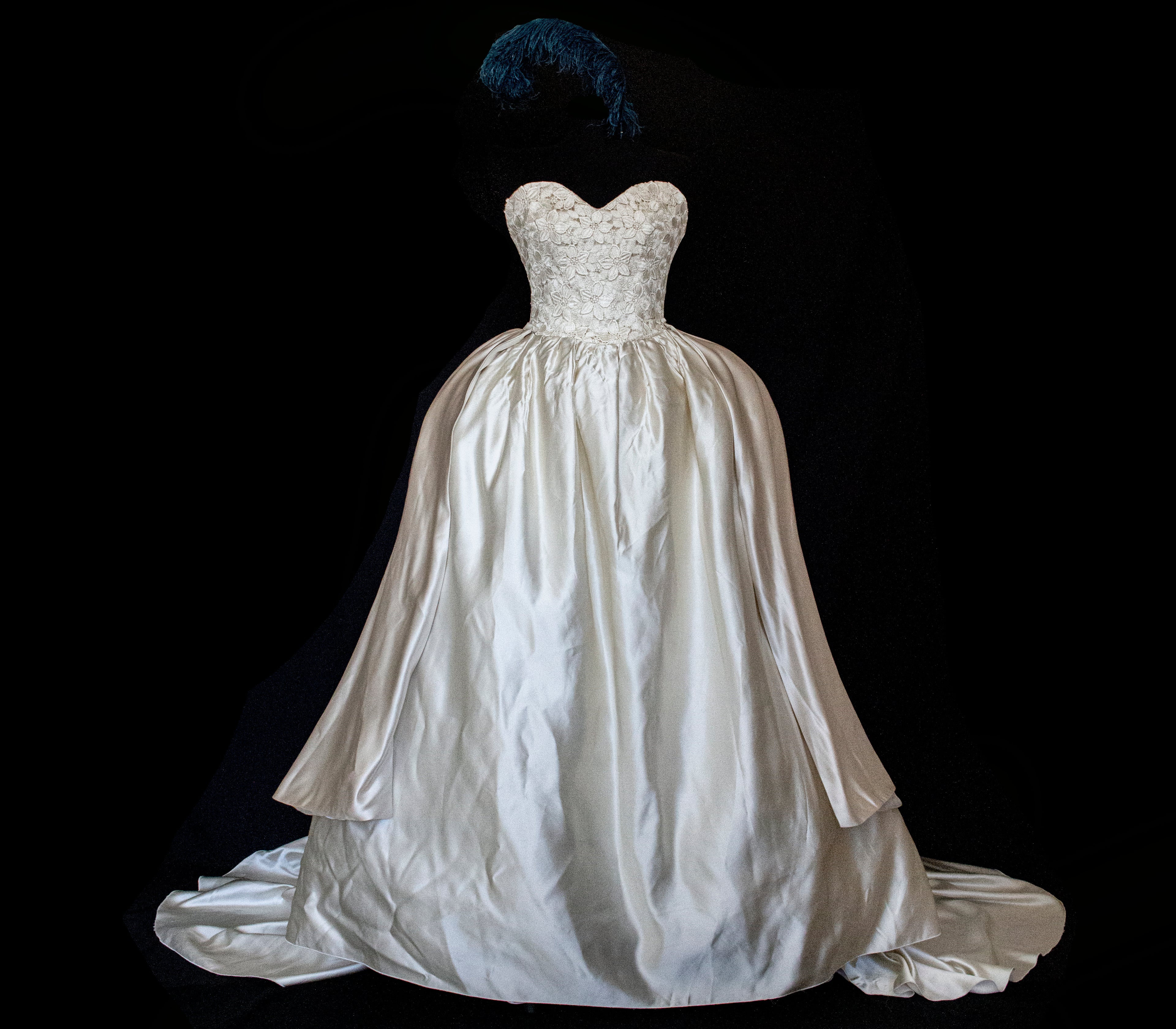 321 - CARRIE BRADSHAW STYLE VINTAGE BRIDAL GOWN: VOLUMINOUS SILK SATIN & BLUE FEATHER DETAIL