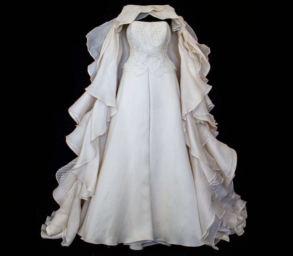 320 - LUXURY PURE SILK VINTAGE BRIDAL GOWN: A-LINE LACE DRESS WITH DETACHABLE RUFFLED CAPE