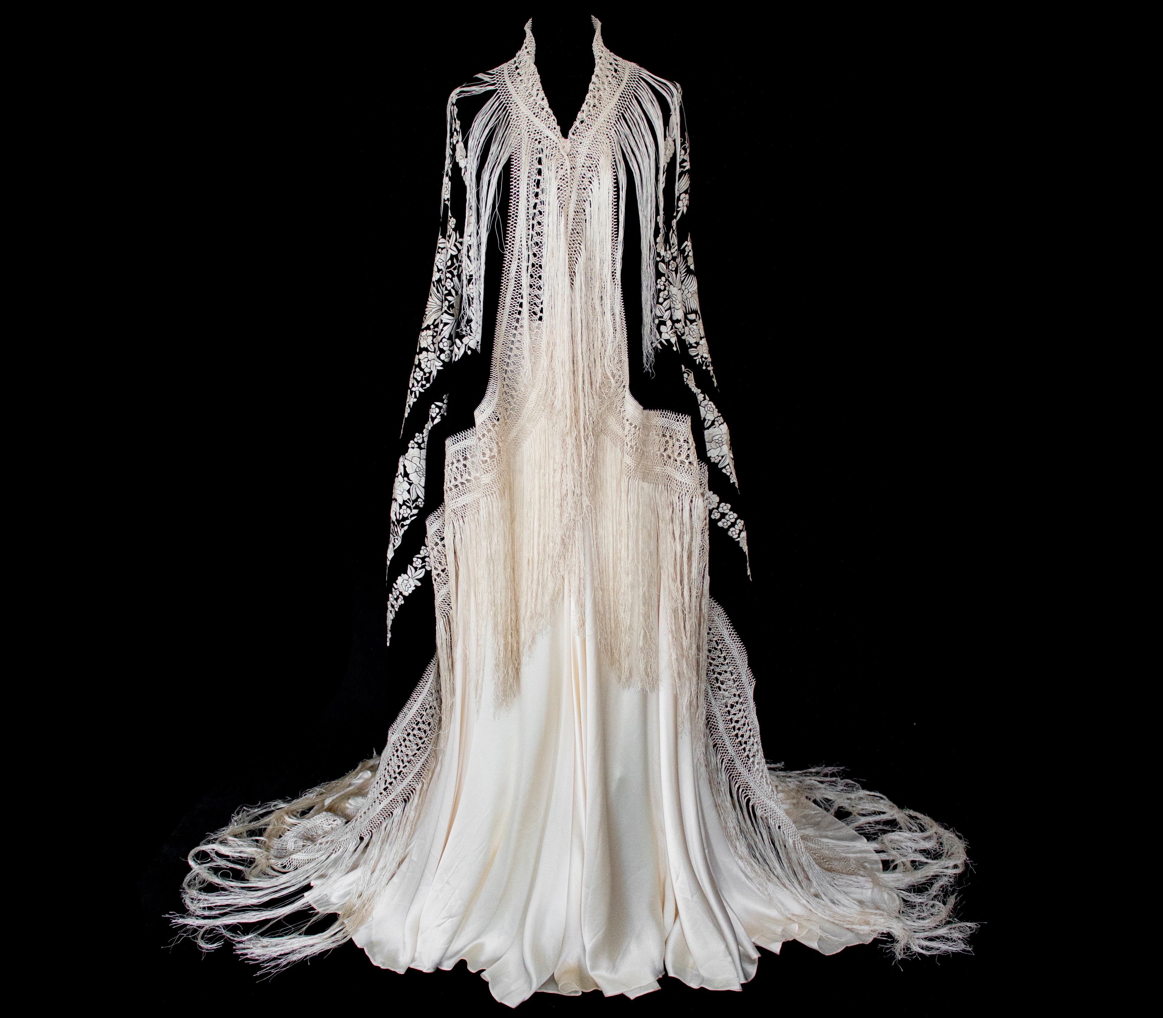 322 - ANTIQUE EARLY 1900S HAND-EMBROIDERED SILK PIANO SHAWL & VINTAGE SILK SATIN SKIRT - Vague atelier