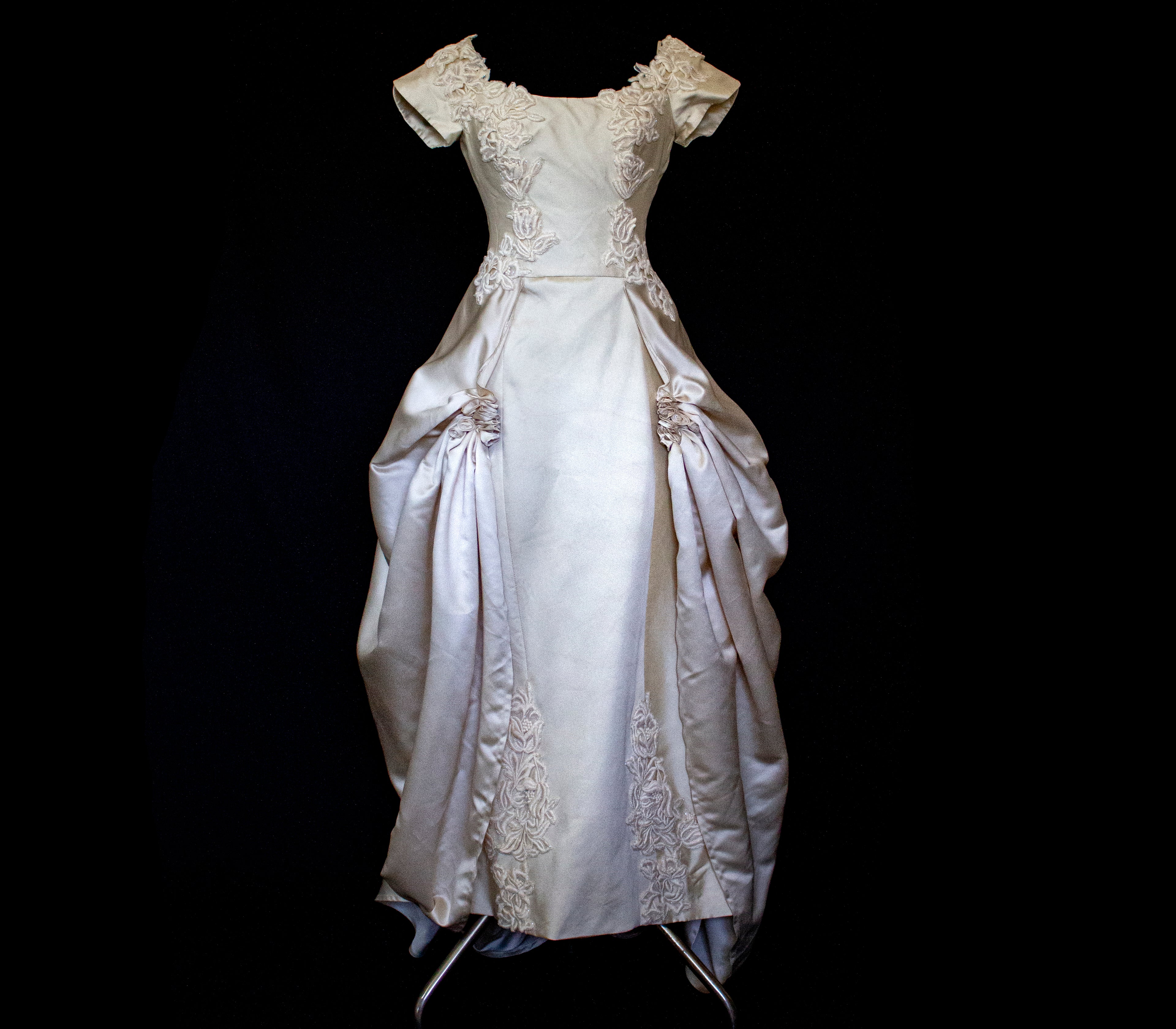 355 - VINTAGE 90s SILK COLUMN WEDDING DRESS: CREAM GOWN WITH GOLD SATIN DRAPED TRAIN & EMBROIDERED ROSES - Vague atelier