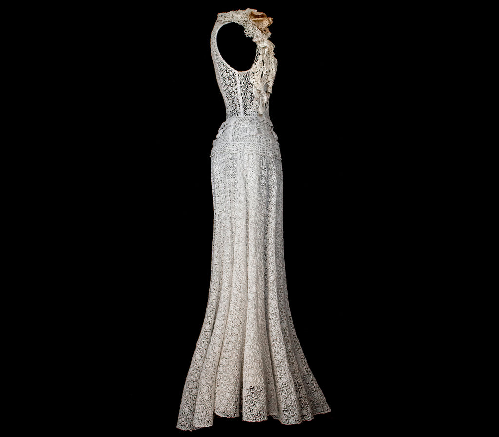 351 - ORIGINAL 1950S VINTAGE MACRAME LACE WEDDING DRESS: ECRU TEA LENGTH GOWN WITH CROCHET FLORAL INLAYS, BOHO CHIC RUSTIC BRIDAL STYLE - Vague atelier