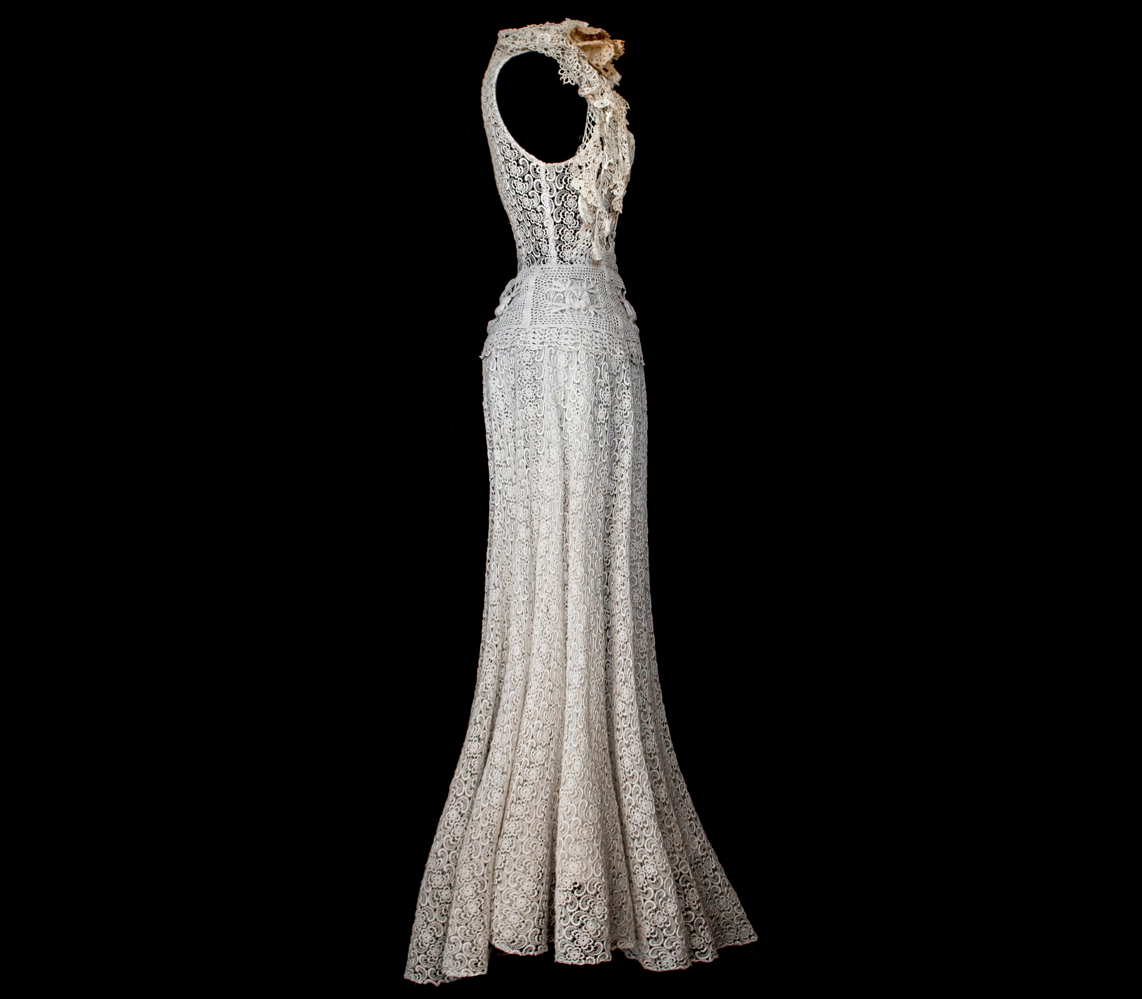 351 - ORIGINAL 1950S VINTAGE MACRAME LACE WEDDING DRESS: ECRU TEA LENGTH GOWN WITH CROCHET FLORAL INLAYS, BOHO CHIC RUSTIC BRIDAL STYLE - Vague atelier