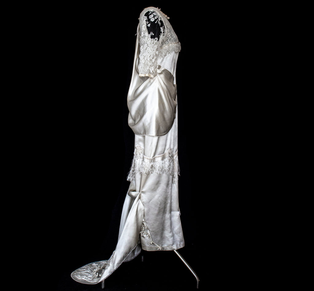 263 - MUSEUM QUALITY 1920S ANTIQUE BRIDAL GOWN: RESTORED ART DECO SILK SATIN & LACE DRESS WITH FRINGES - Vague atelier