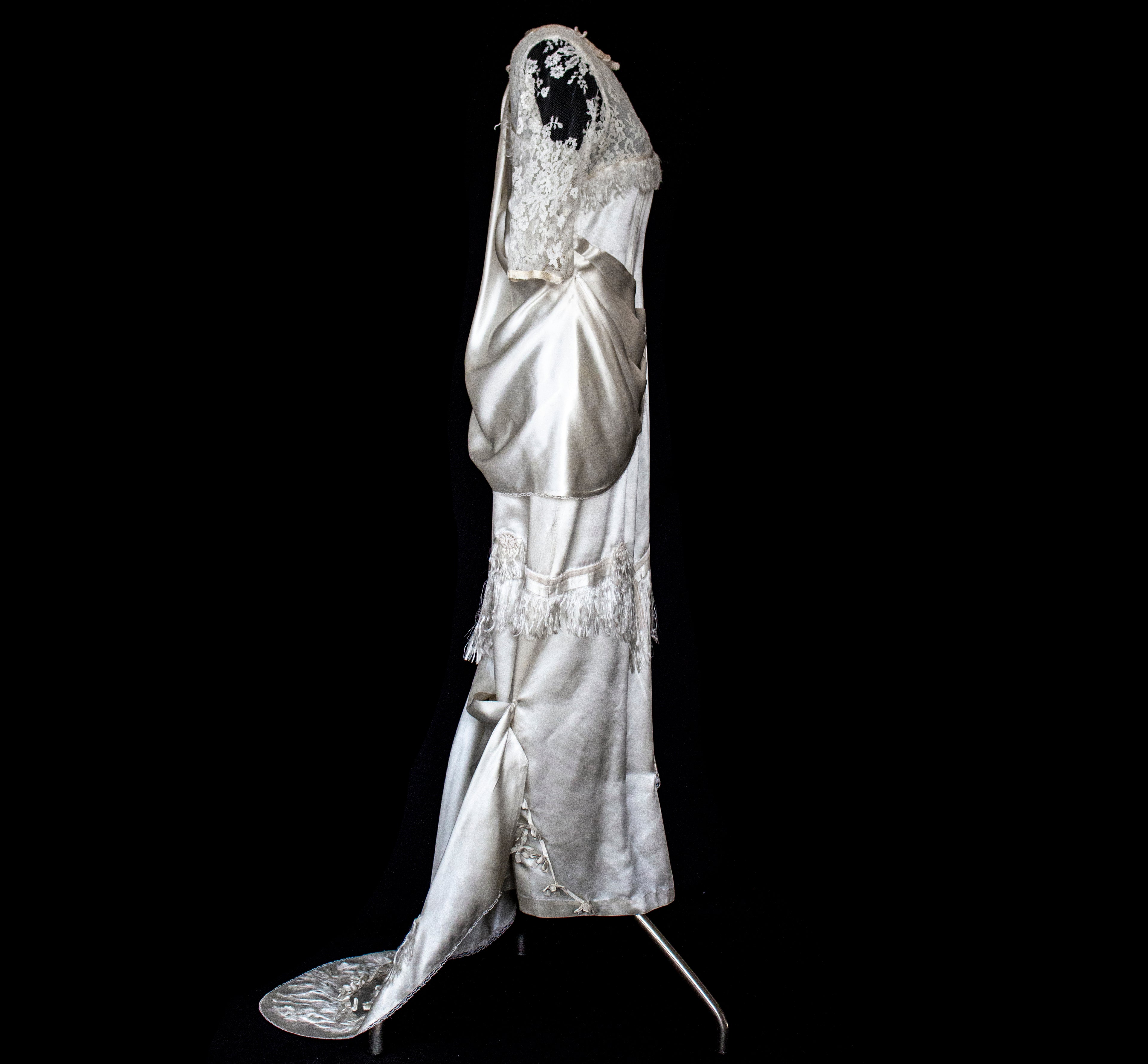 263 - MUSEUM QUALITY 1920S ANTIQUE BRIDAL GOWN: RESTORED ART DECO SILK SATIN & LACE DRESS WITH FRINGES - Vague atelier