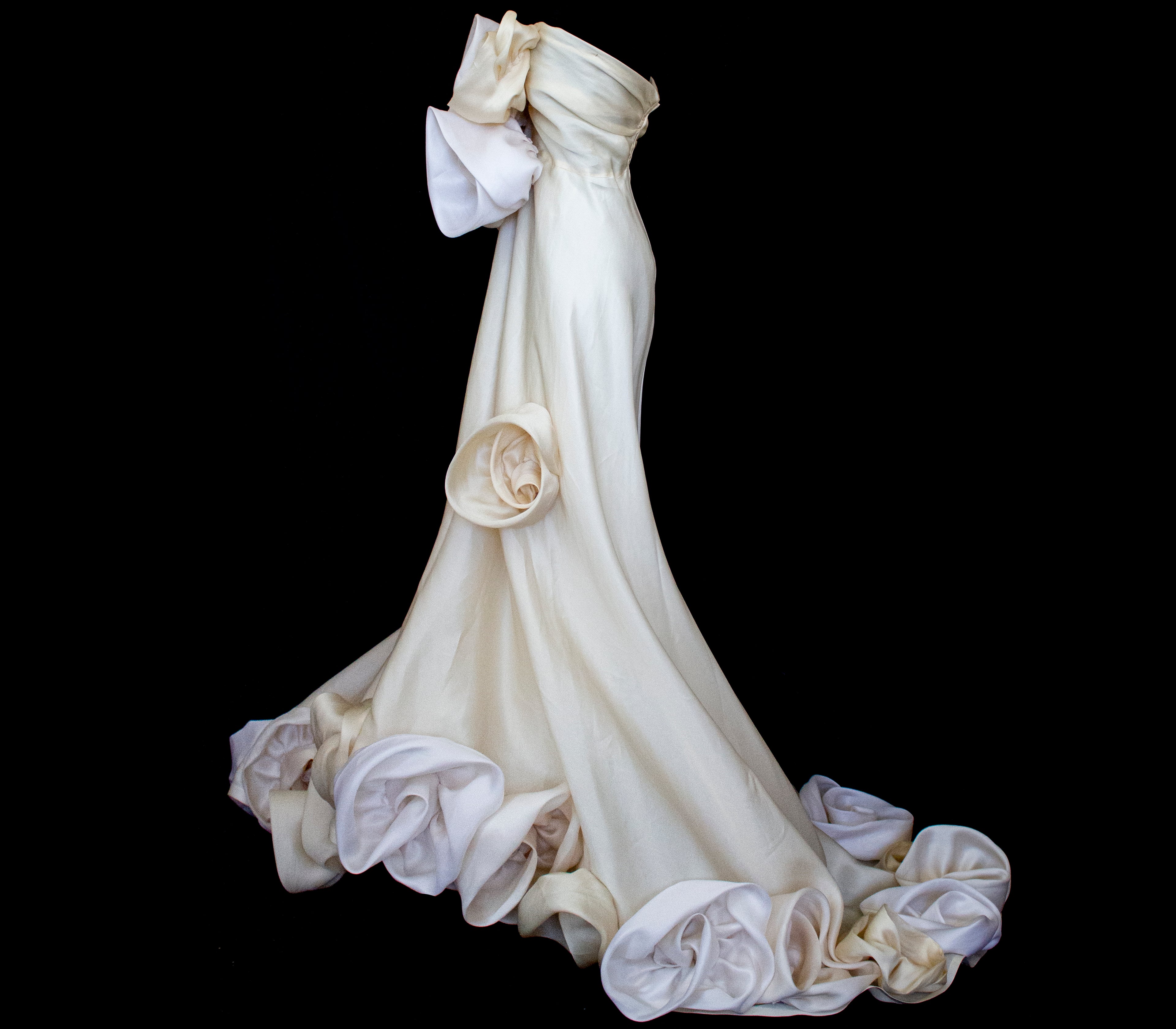 318 - COUTURE SILK ORGANZA BRIDAL GOWN: HANDMADE 3D MAXI FLOWERS & VINTAGE FLORAL TRAIN - Vague atelier