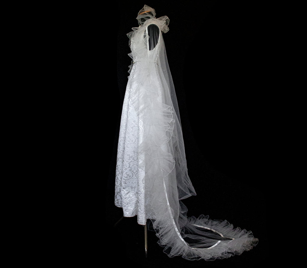299 - AUTHENTIC 1960S VINTAGE DAMASK BRIDAL DRESS: BON TON ANKLE-LENGTH SHEATH WITH RUFFLED TULLE CAPE - Vague atelier