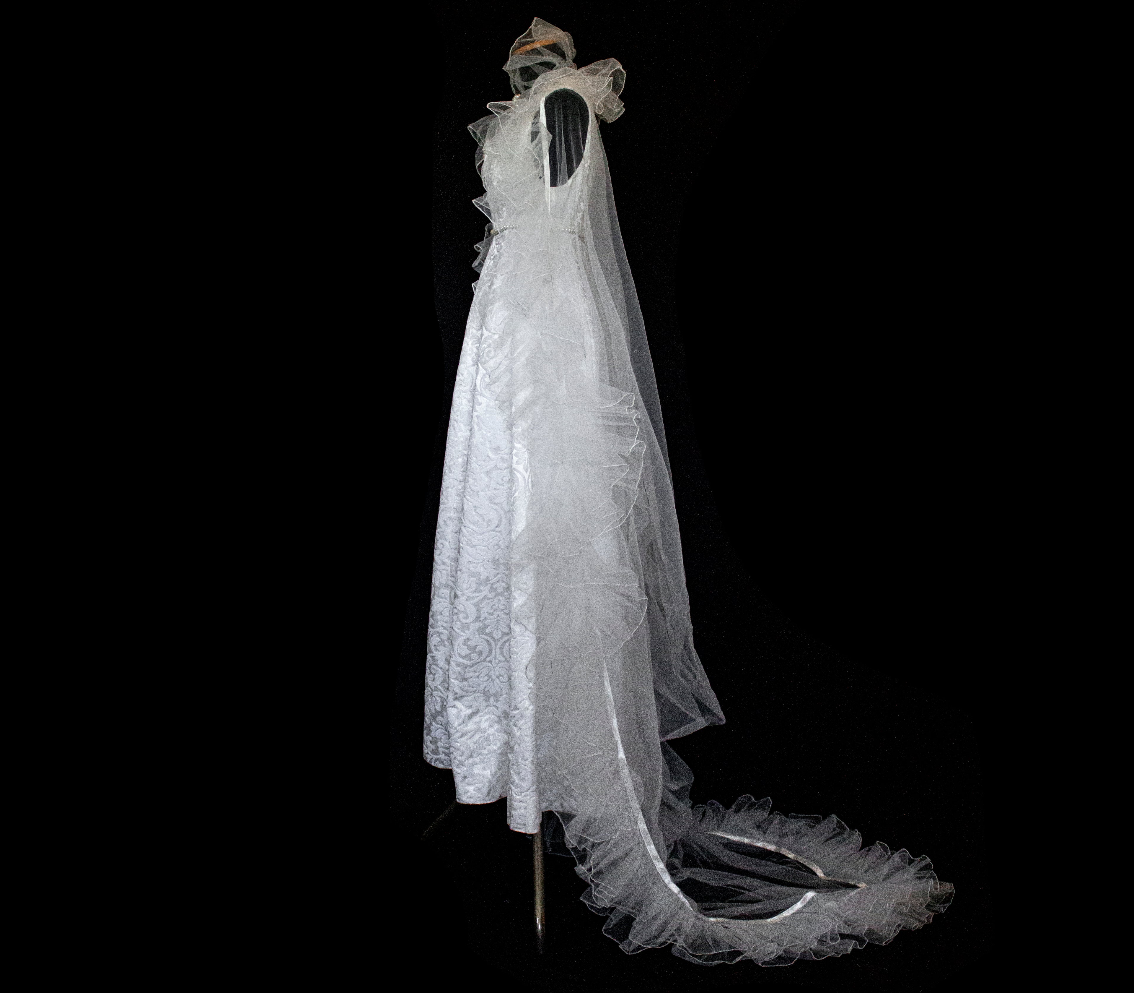 299 - AUTHENTIC 1960S VINTAGE DAMASK BRIDAL DRESS: BON TON ANKLE-LENGTH SHEATH WITH RUFFLED TULLE CAPE - Vague atelier