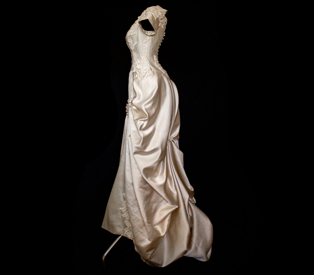 355 - VINTAGE 90s SILK COLUMN WEDDING DRESS: CREAM GOWN WITH GOLD SATIN DRAPED TRAIN & EMBROIDERED ROSES - Vague atelier