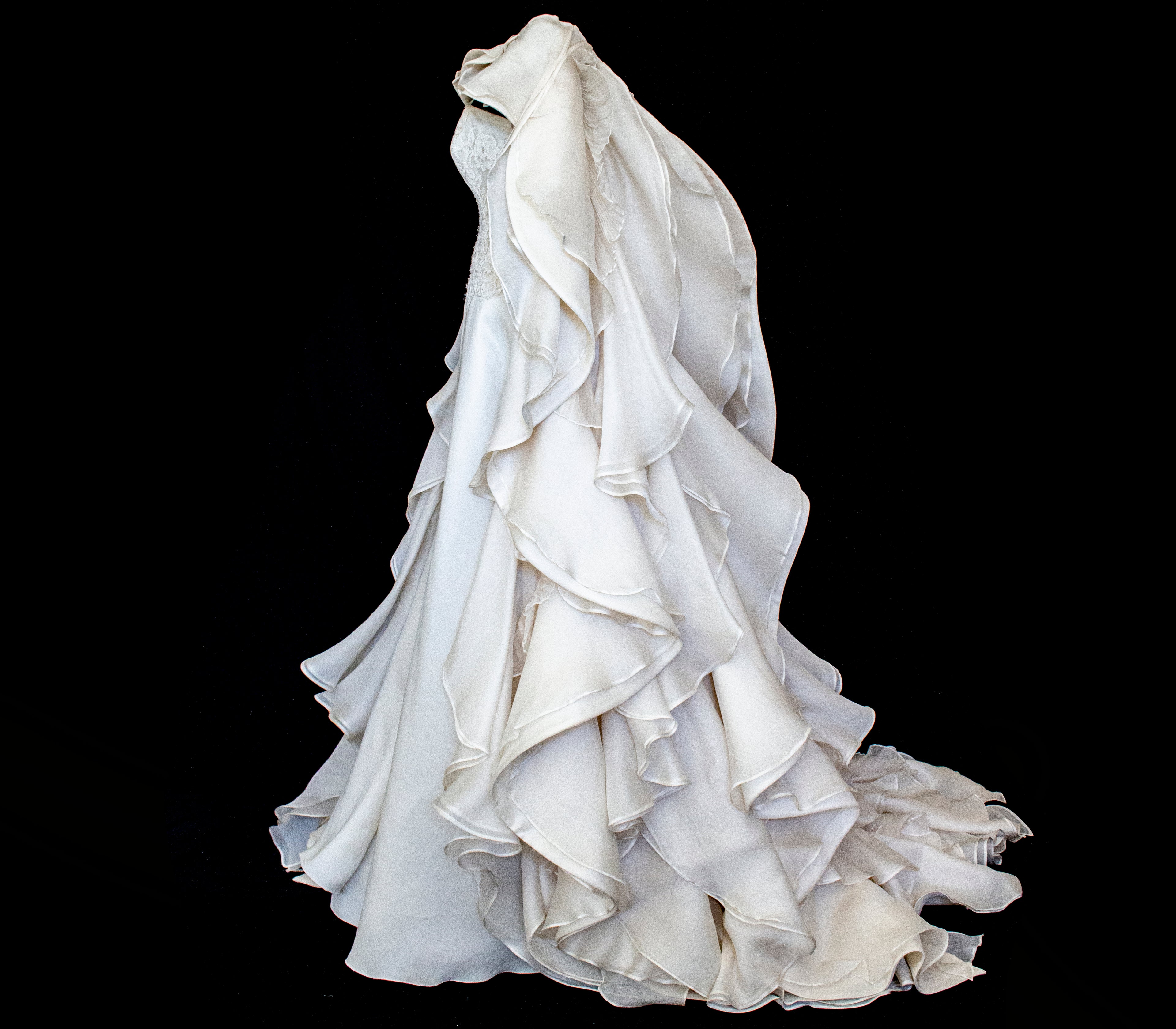 320 - LUXURY PURE SILK VINTAGE BRIDAL GOWN: A-LINE LACE DRESS WITH DETACHABLE RUFFLED CAPE