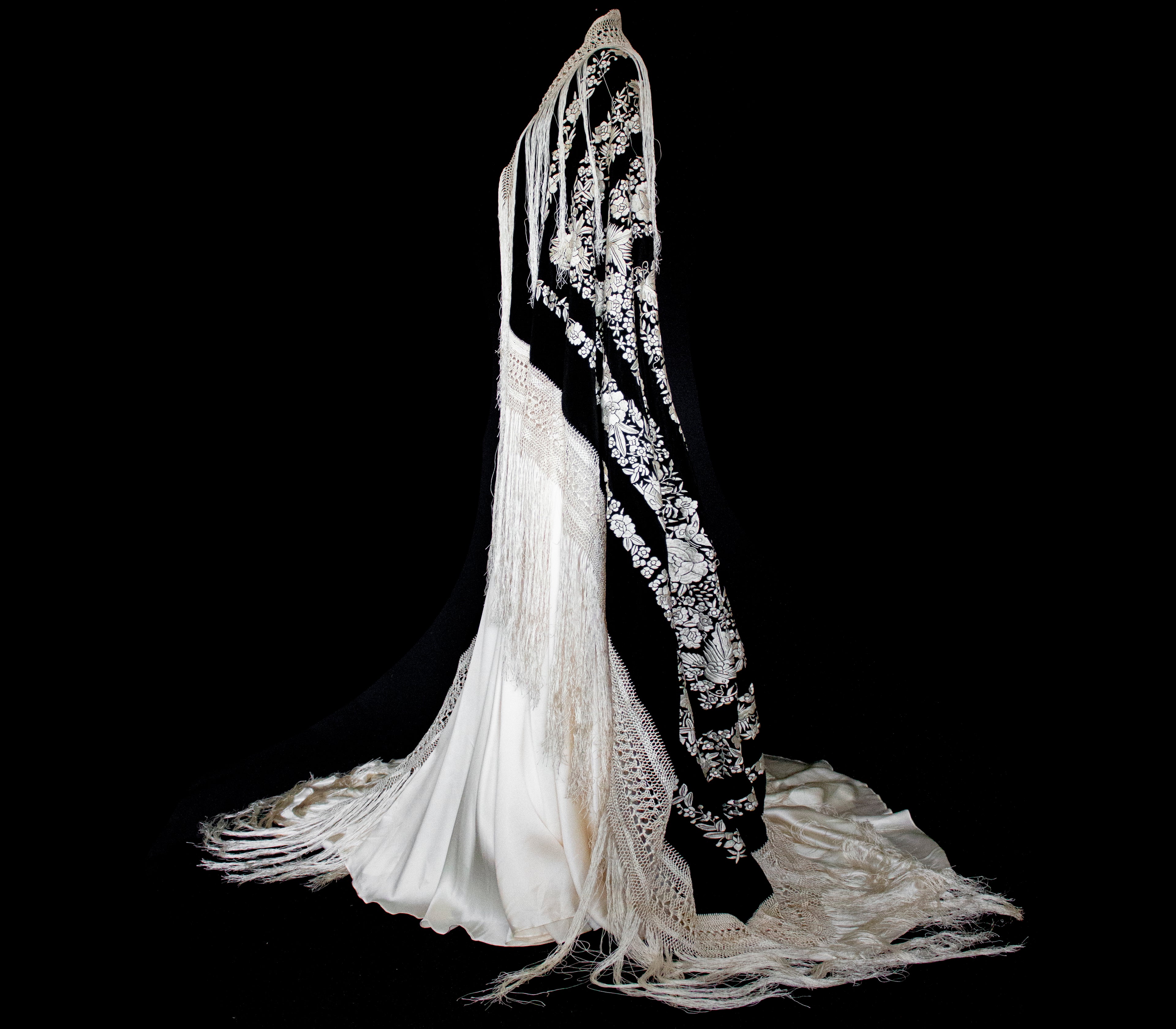 322 - ANTIQUE EARLY 1900S HAND-EMBROIDERED SILK PIANO SHAWL & VINTAGE SILK SATIN SKIRT - Vague atelier
