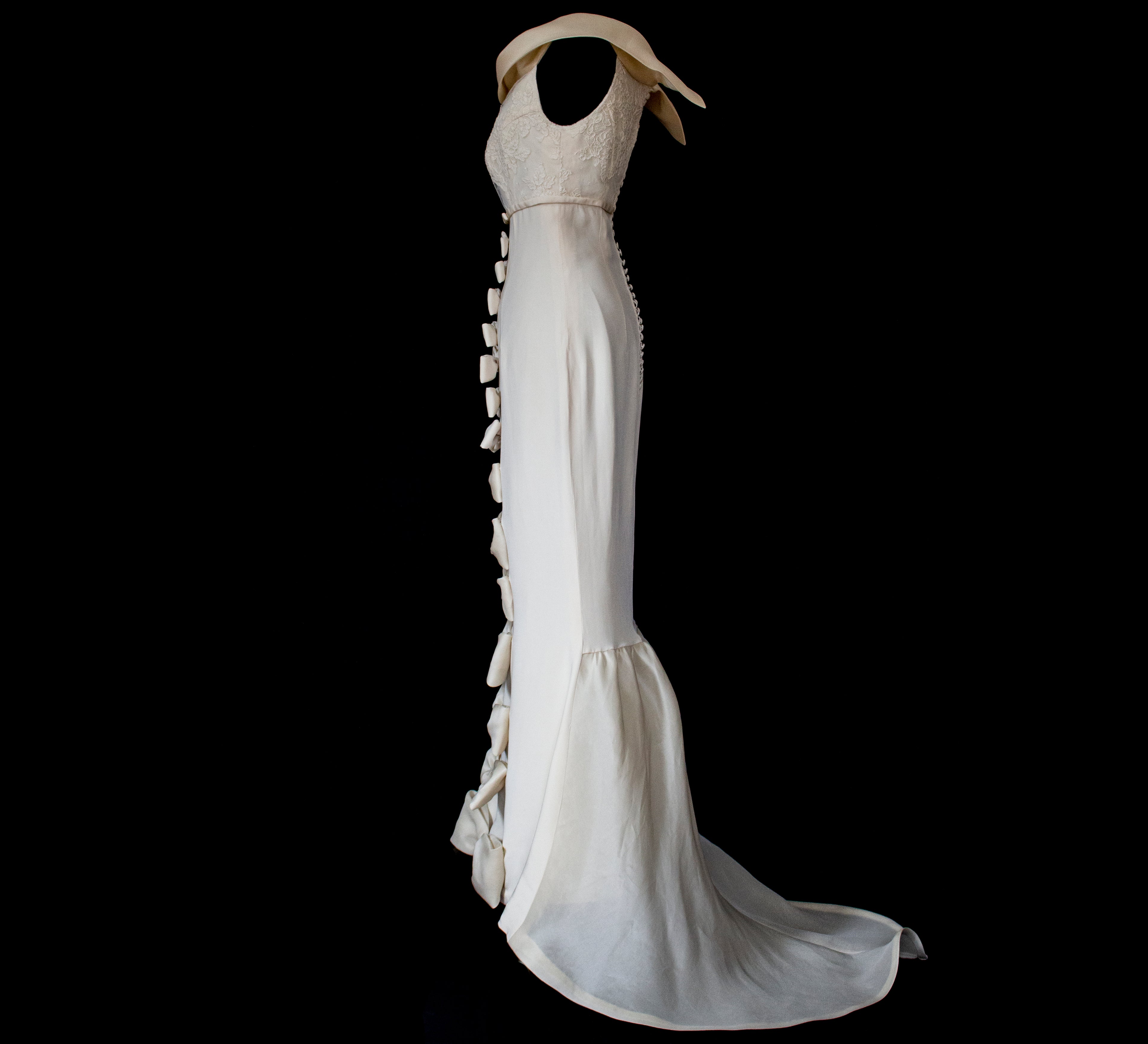 273 - CHIC VINTAGE PURE SILK BRIDAL MERMAID GOWN: LACE BODICE & VERTICAL MAXI BOWS - Vague atelier